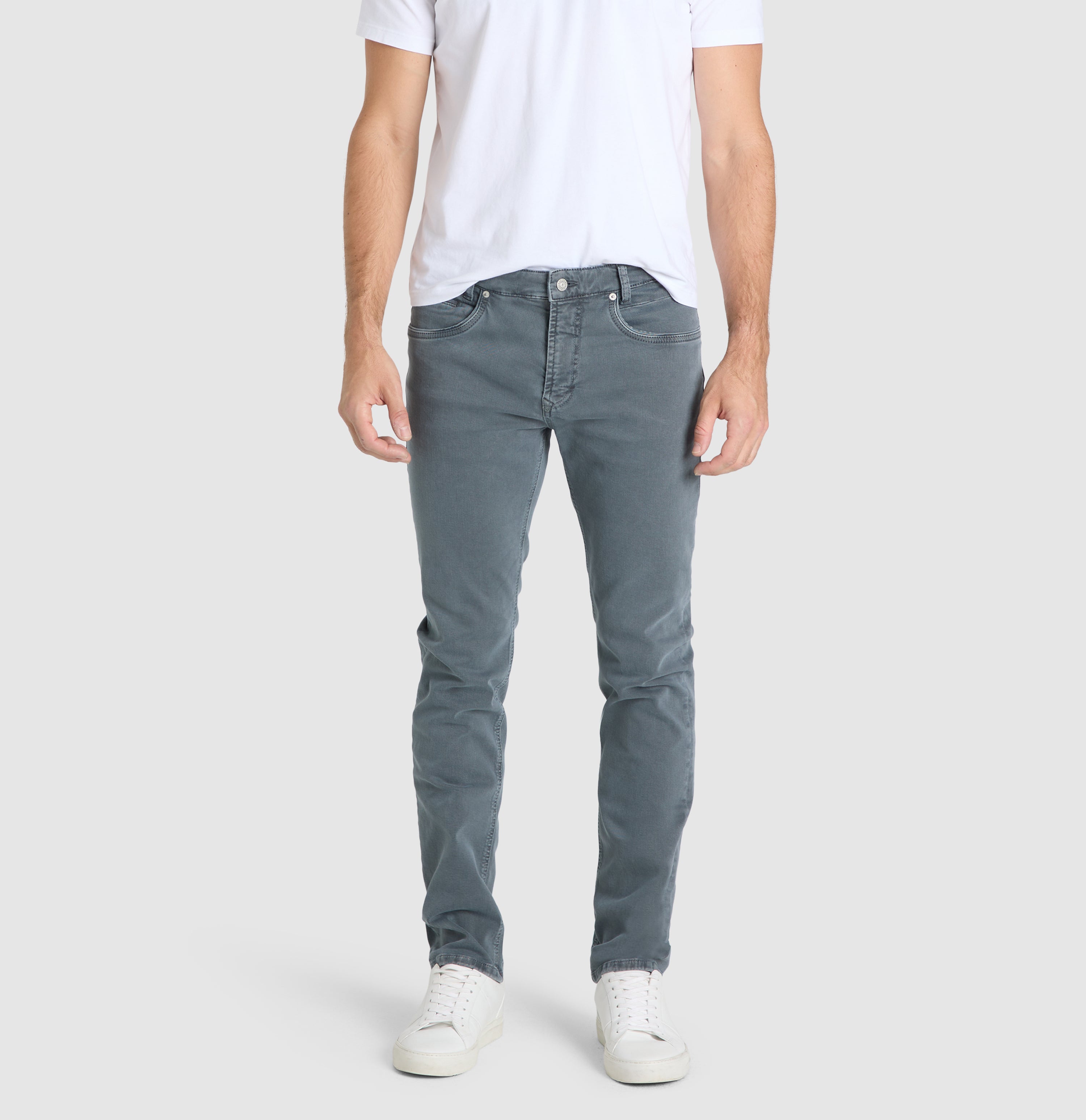 Very elastic modern jeans with organic cotton. | Arne Pipe | rubber | Front view of model