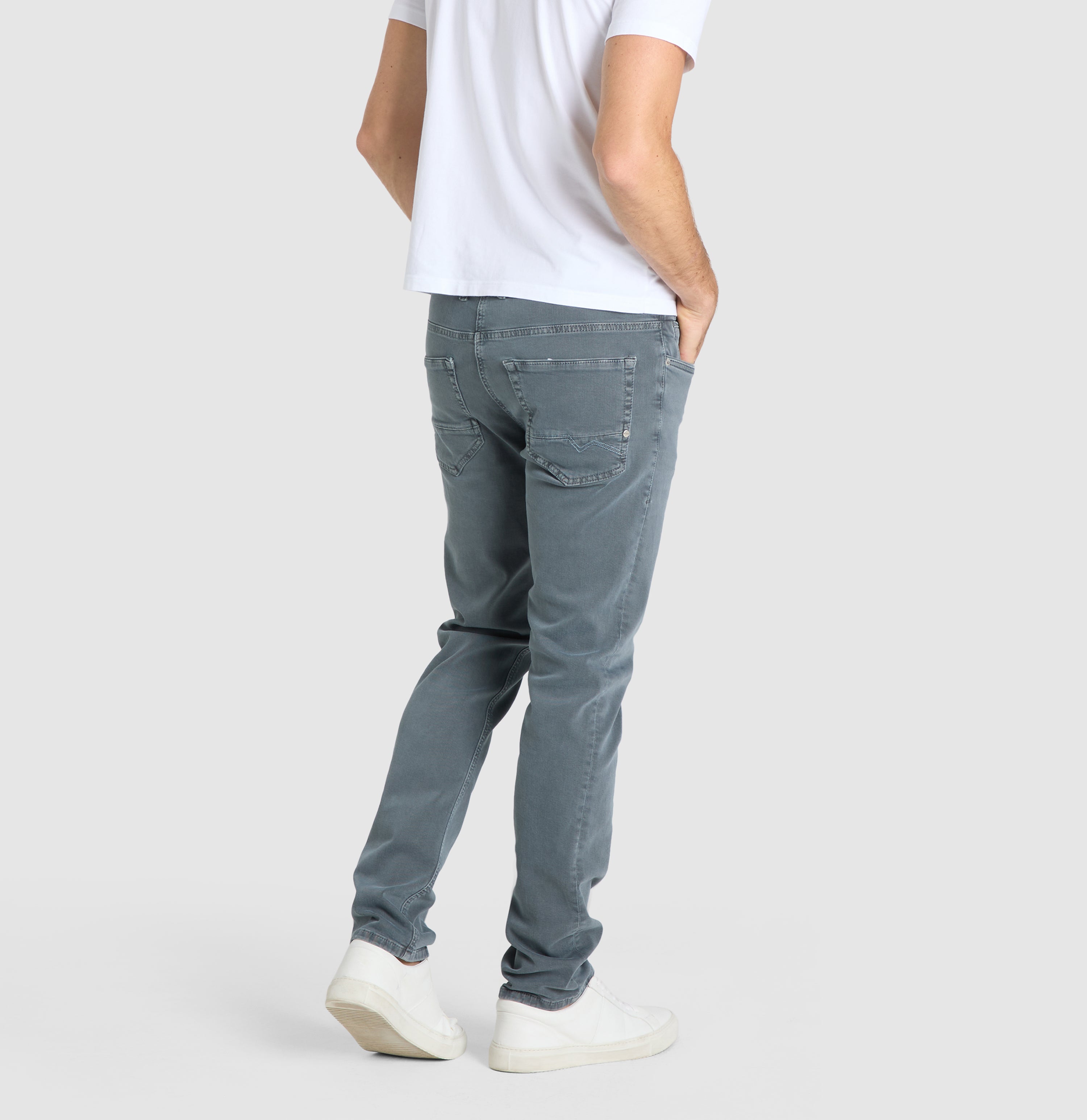 Very elastic modern jeans with organic cotton. | Arne Pipe | rubber | Detailed view 2 of model