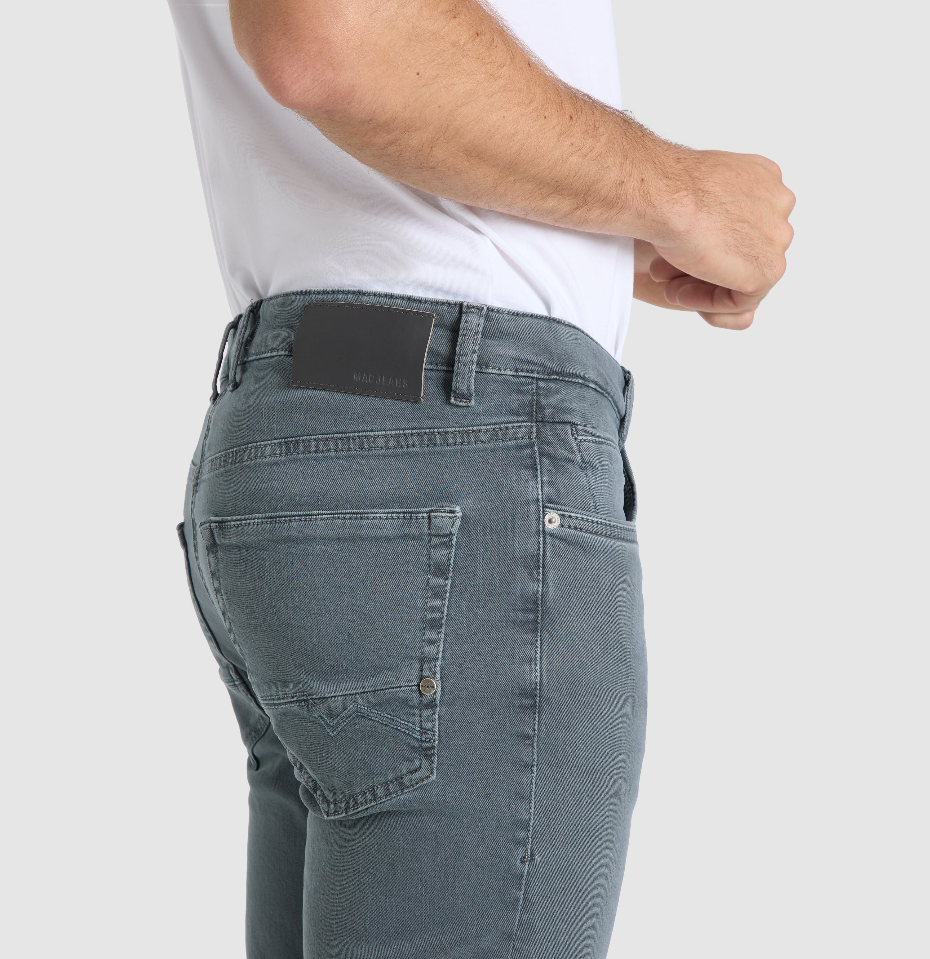 Very elastic modern jeans with organic cotton. | Arne Pipe | rubber | Detailed view 3 of model