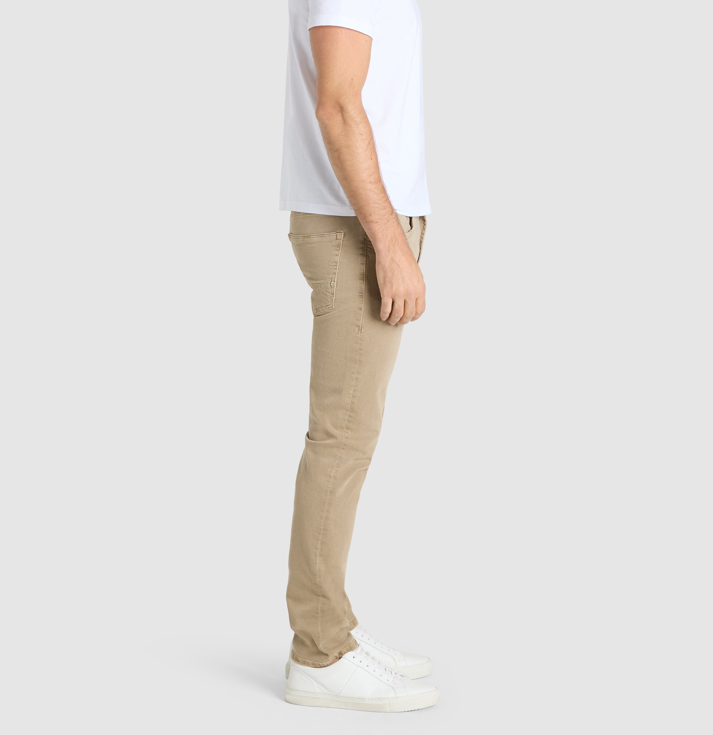 Very elastic modern jeans with organic cotton. | Arne Pipe | clay | Detailed view 2 of model
