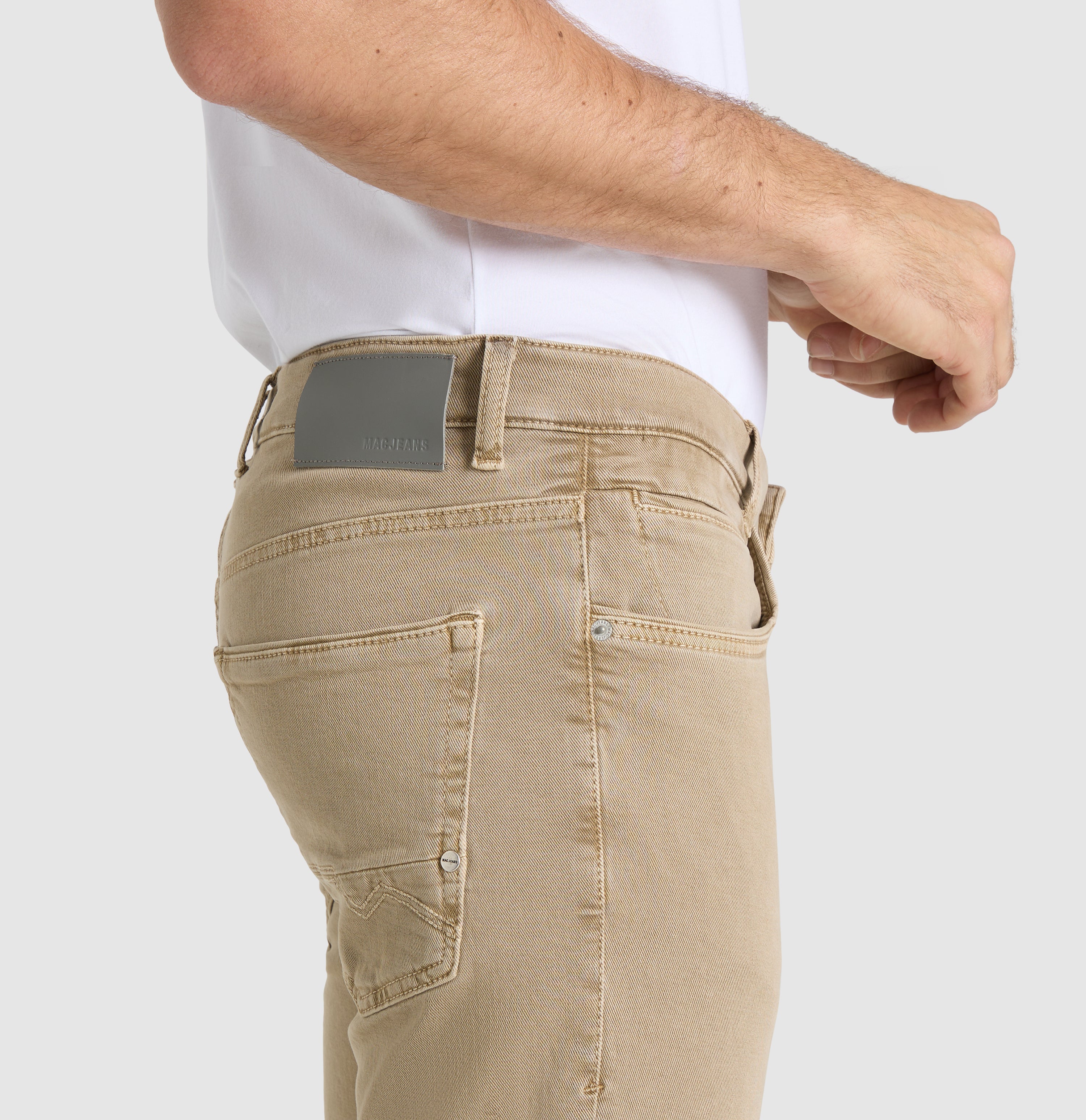 Very elastic modern jeans with organic cotton. | Arne Pipe | clay | Detailed view 3 of model