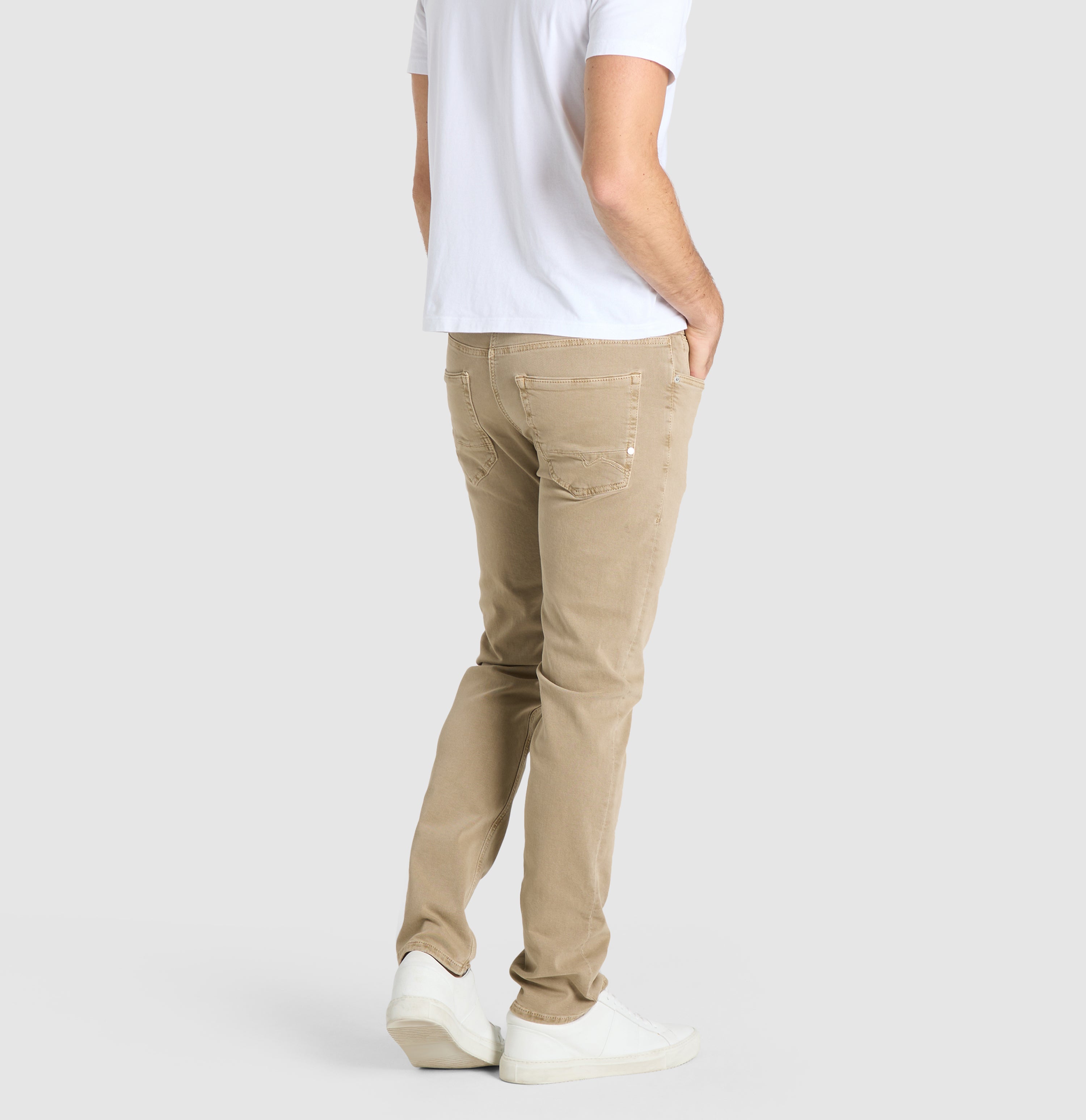 Very elastic modern jeans with organic cotton. | Arne Pipe | clay | Detailed view 4 of model