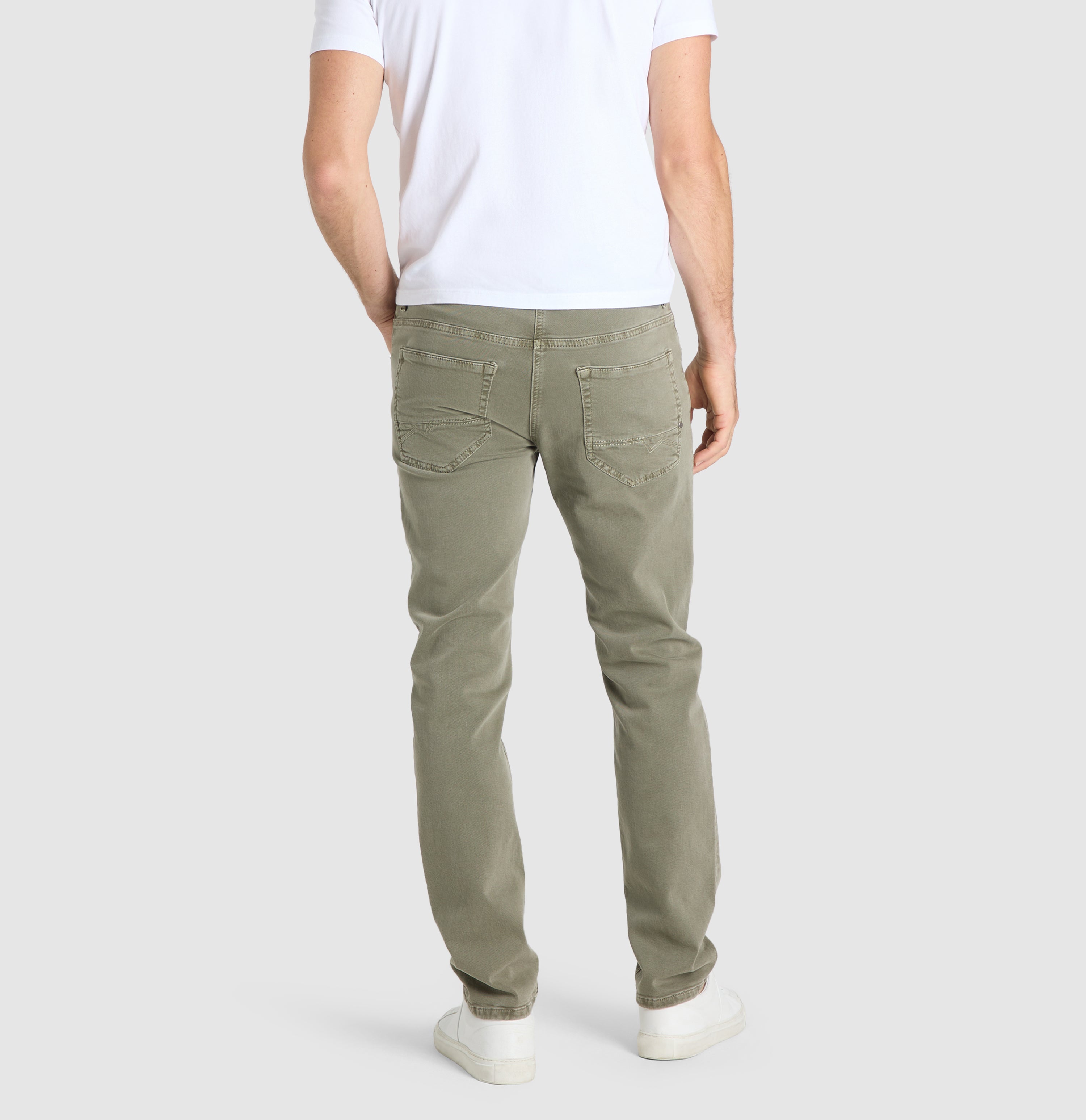 Very elastic modern jeans with organic cotton. | Arne Pipe | leaf green | Back view of model