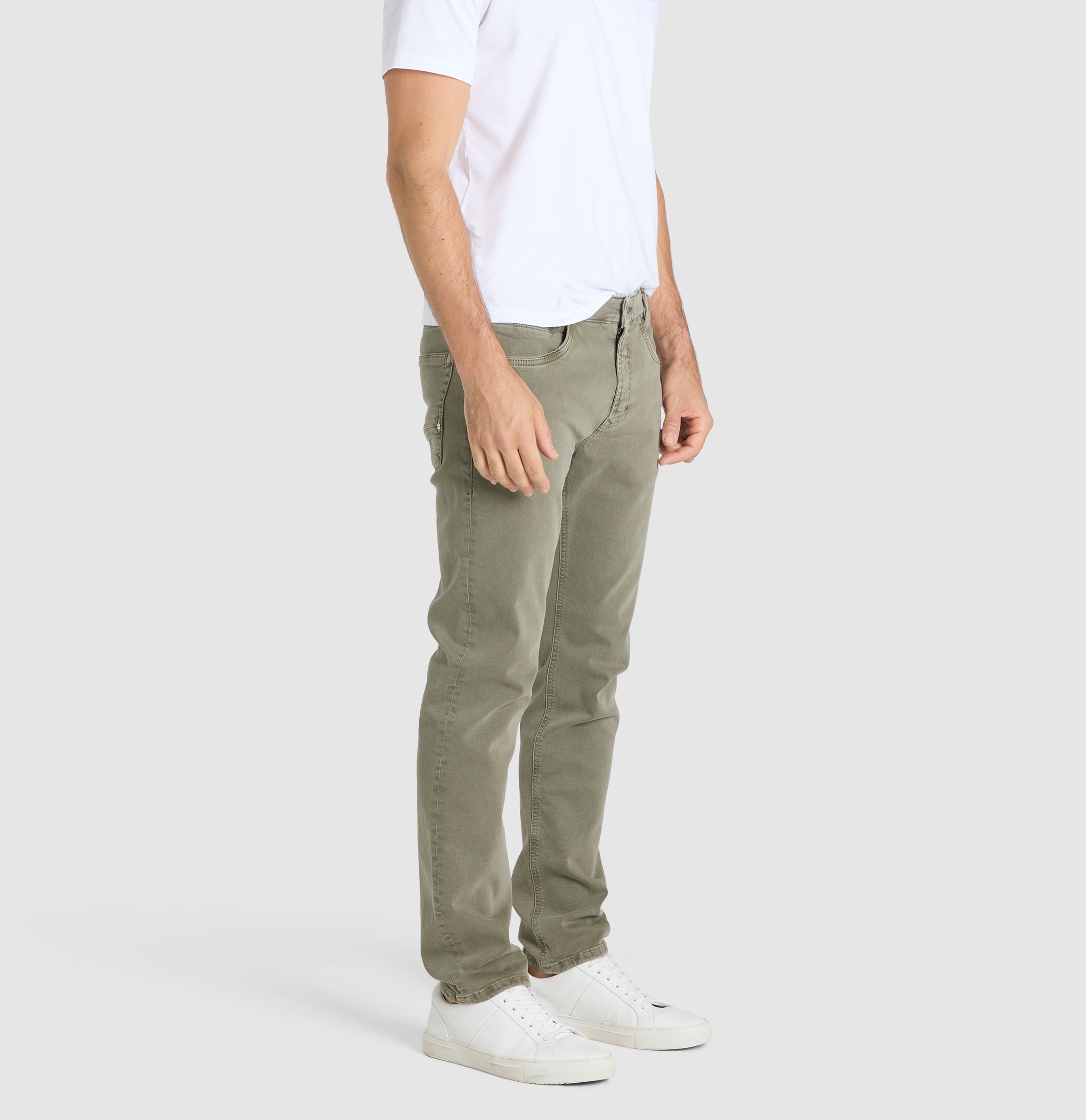 Very elastic modern jeans with organic cotton. | Arne Pipe | leaf green | Detailed view 2 of model
