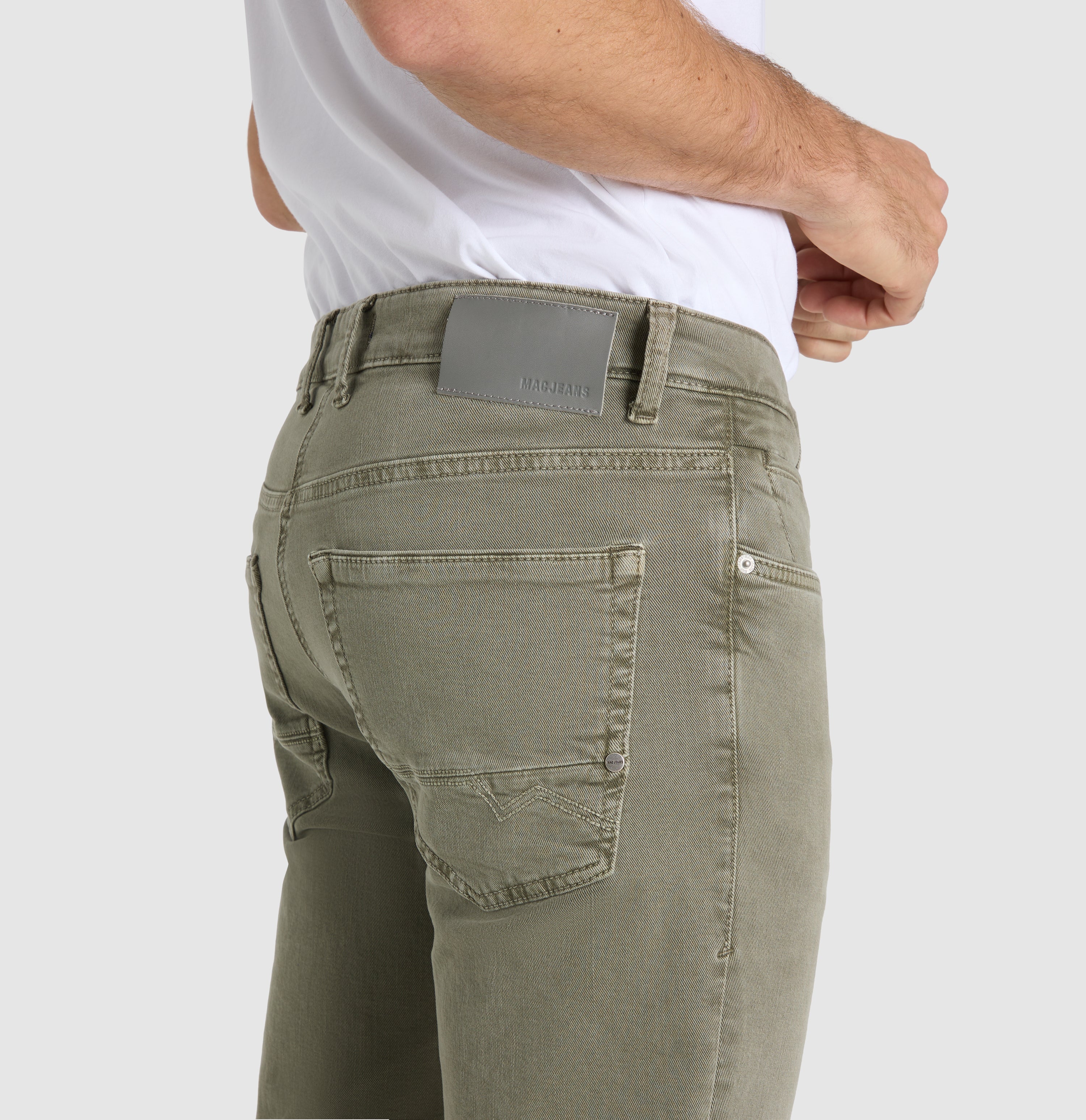 Very elastic modern jeans with organic cotton. | Arne Pipe | leaf green | Detailed view 3 of model