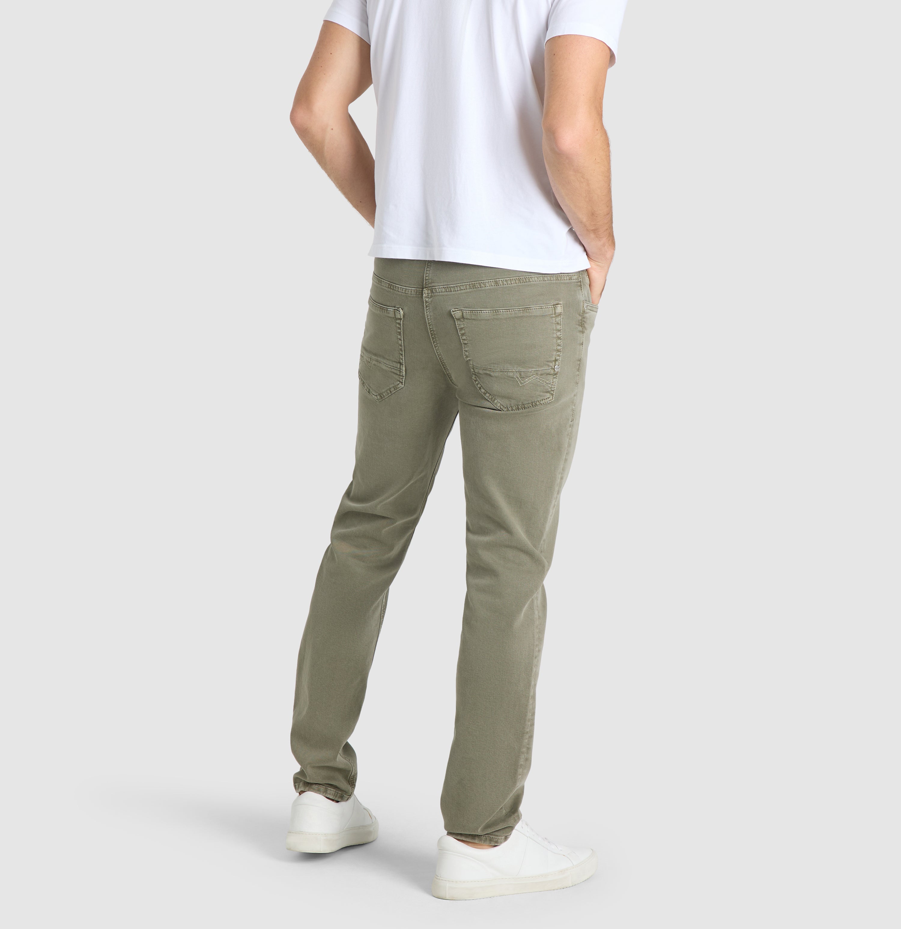 Very elastic modern jeans with organic cotton. | Arne Pipe | leaf green | Detailed view 4 of model