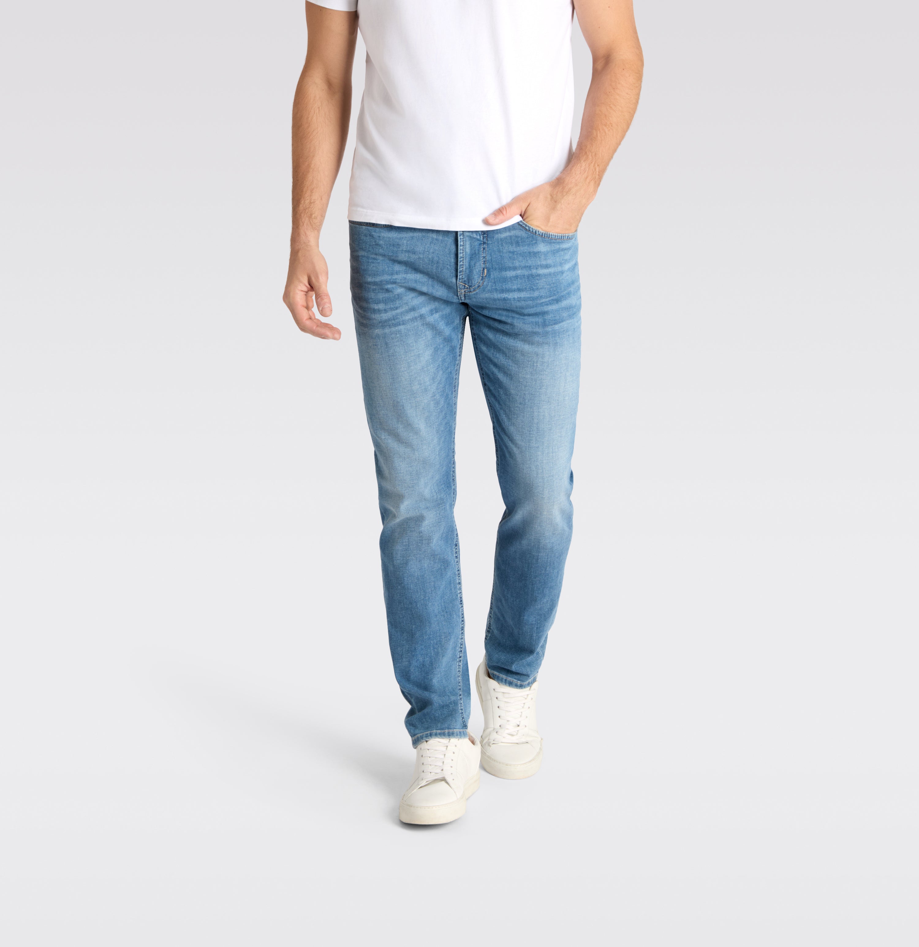 Slim jeans in a blend with linen. | Arne Pipe | light authentic used | Front view of model