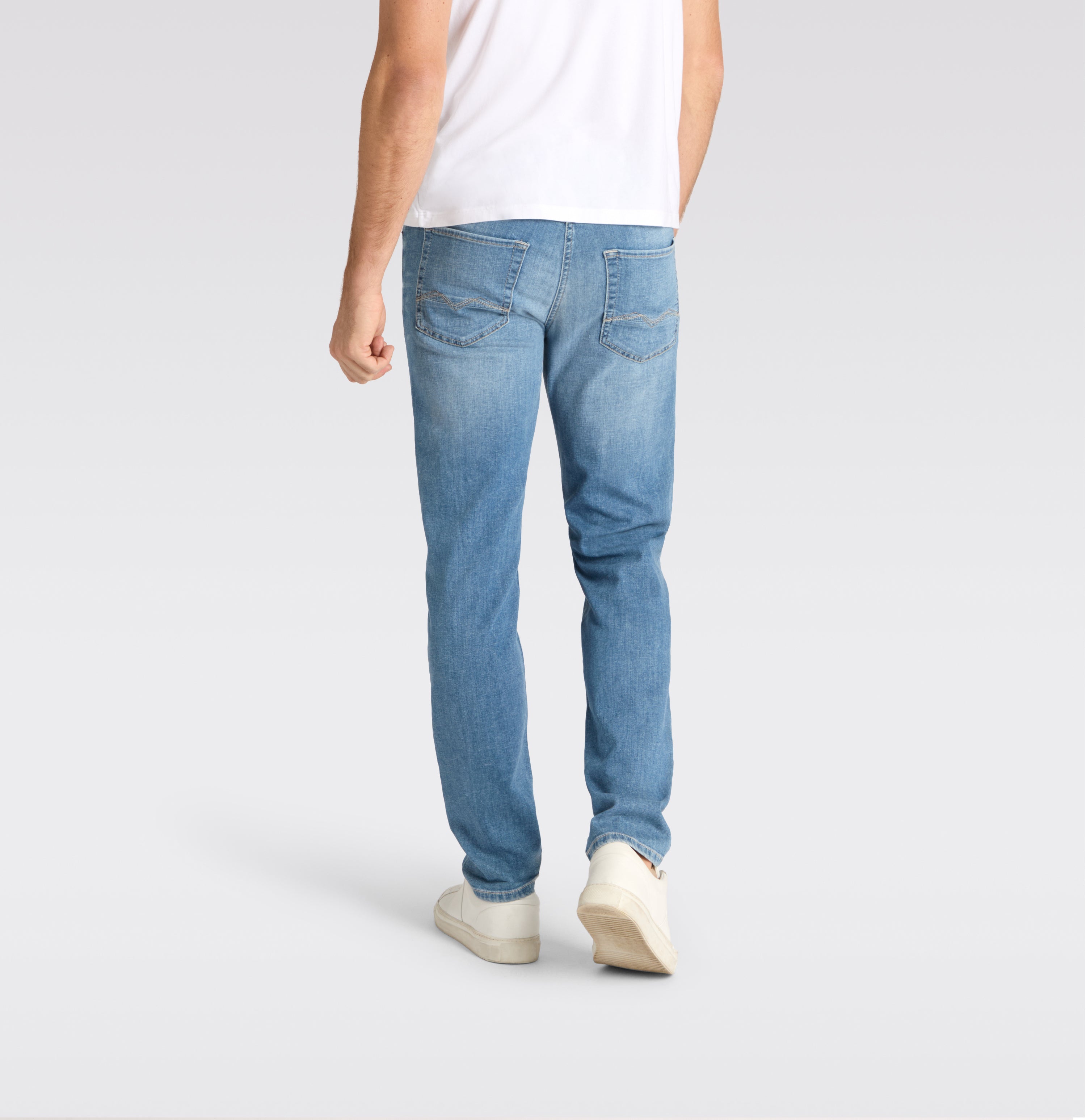 Slim jeans in a blend with linen. | Arne Pipe | light authentic used | Back view of model
