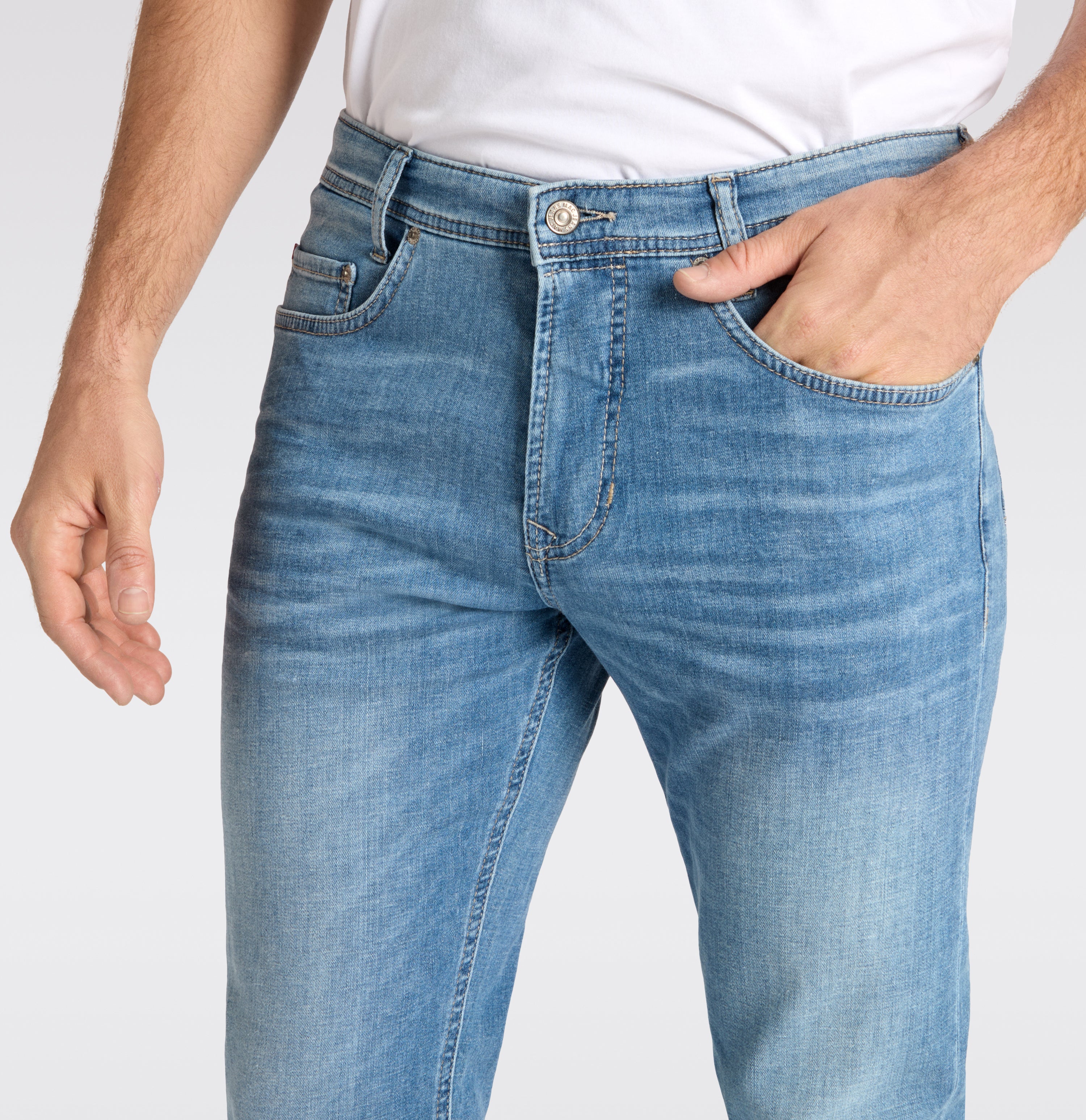 Slim jeans in a blend with linen. | Arne Pipe | light authentic used | Side view of model