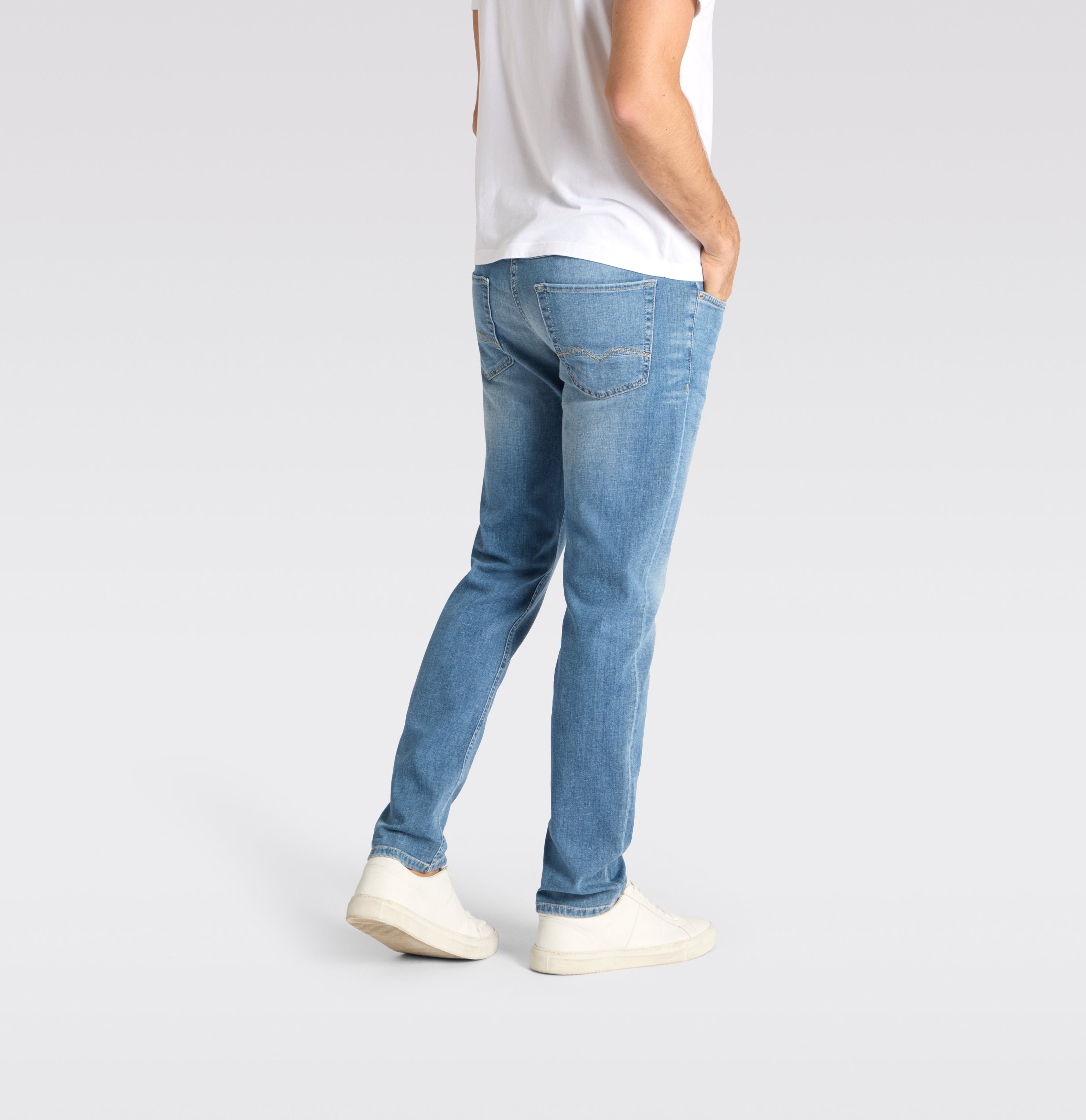 Slim jeans in a blend with linen. | Arne Pipe | light authentic used | Detailed view 2 of model