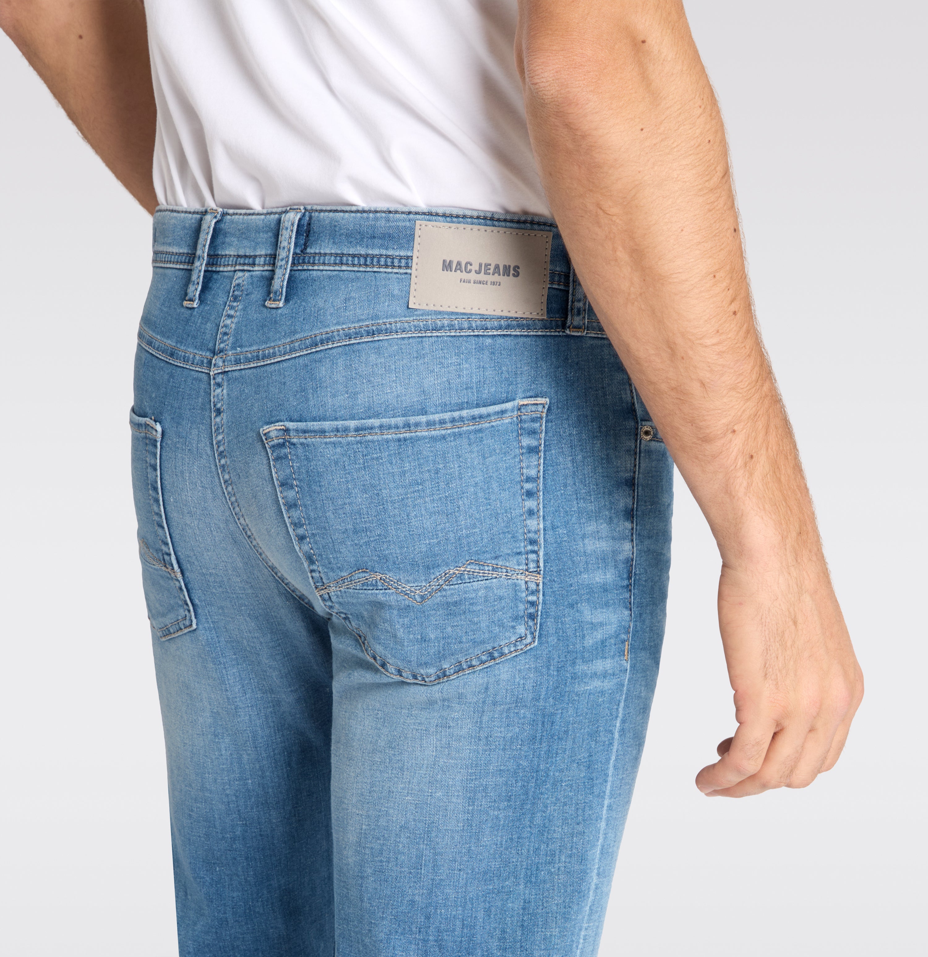 Slim jeans in a blend with linen. | Arne Pipe | light authentic used | Detailed view 3 of model
