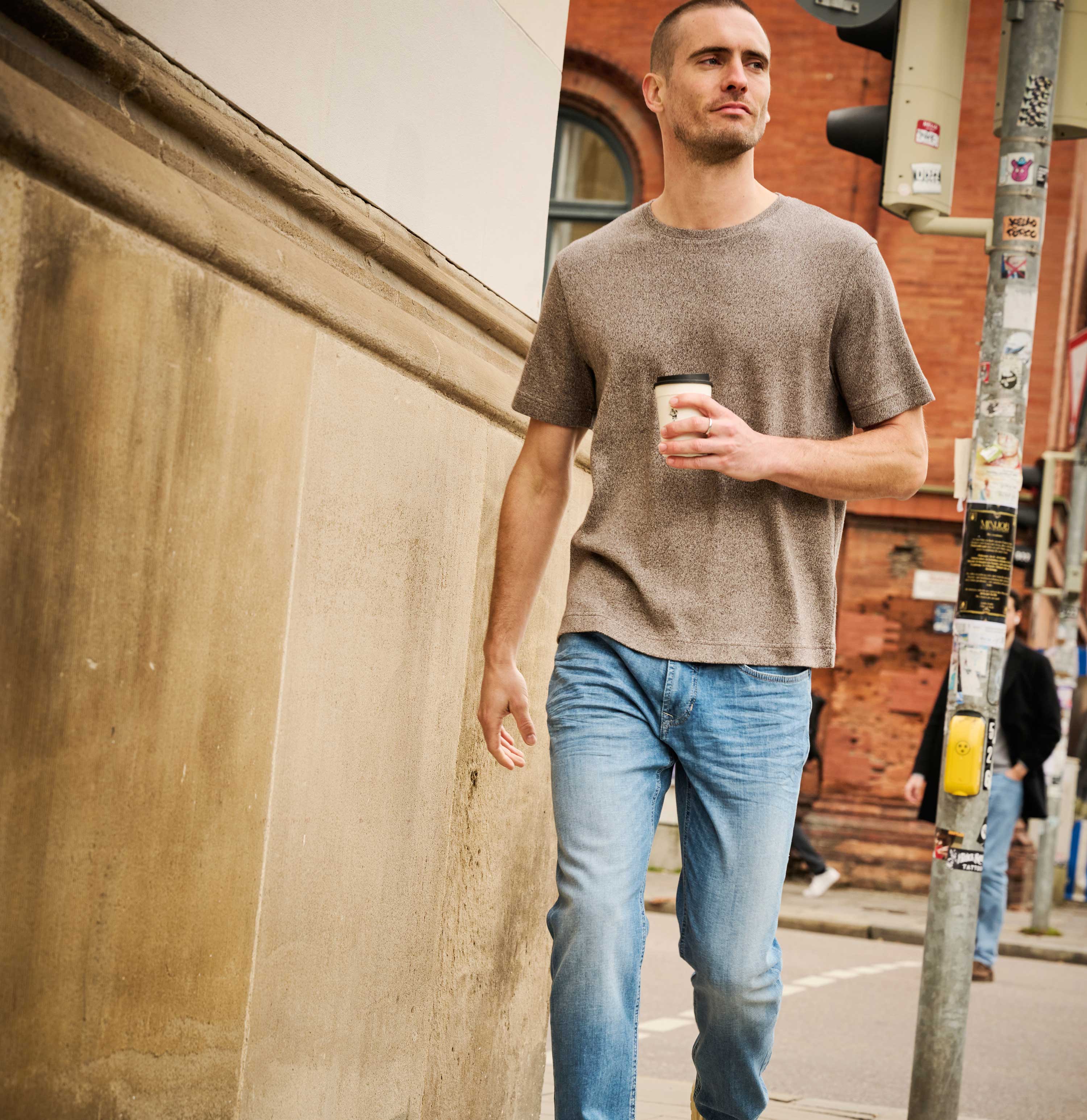 Slim jeans in a blend with linen. | Arne Pipe | light authentic used | Campaign image 3