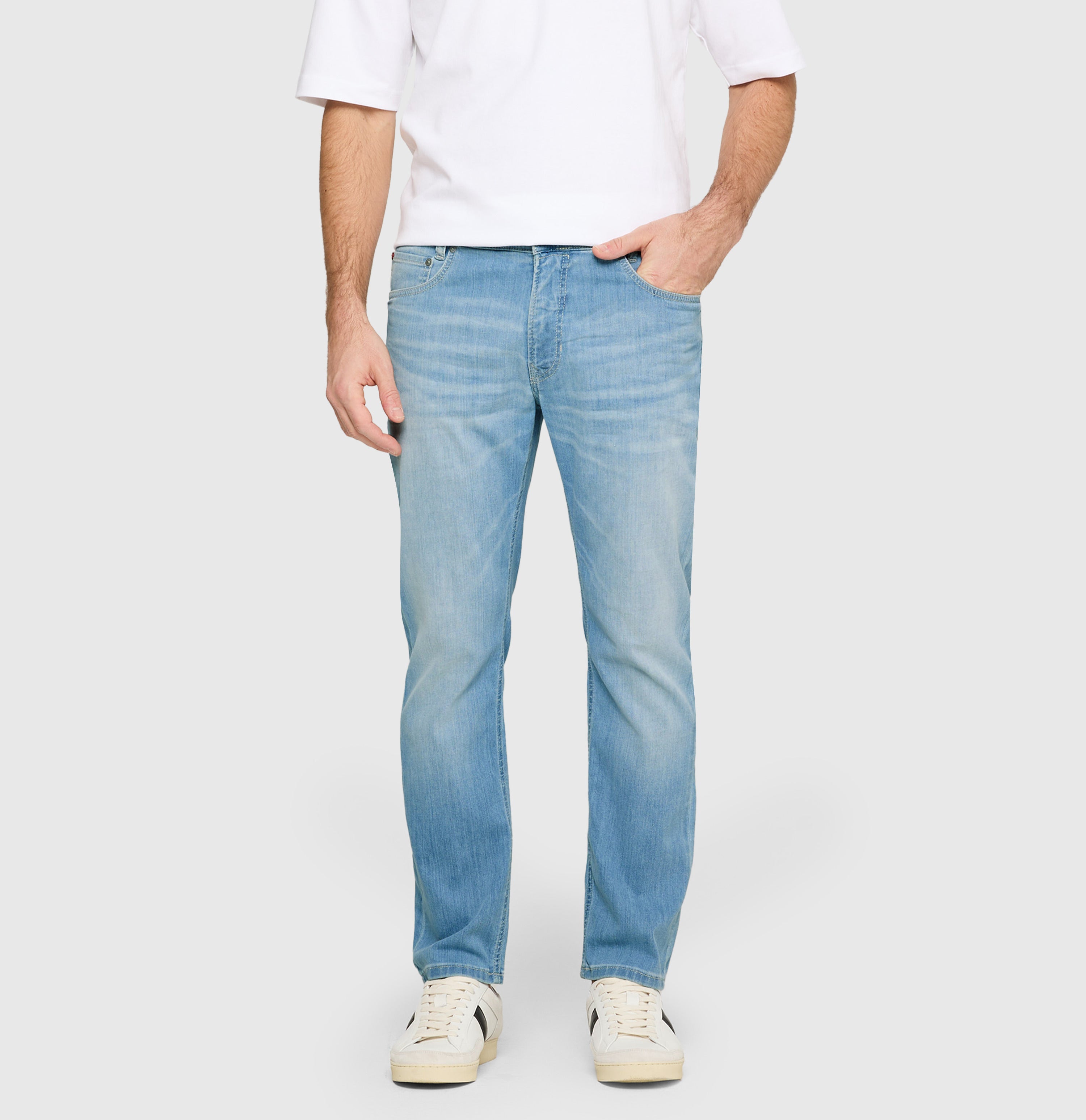 Light driver jeans with high elasticity. | Driver Jeans | authentic sky blue | Front view of model