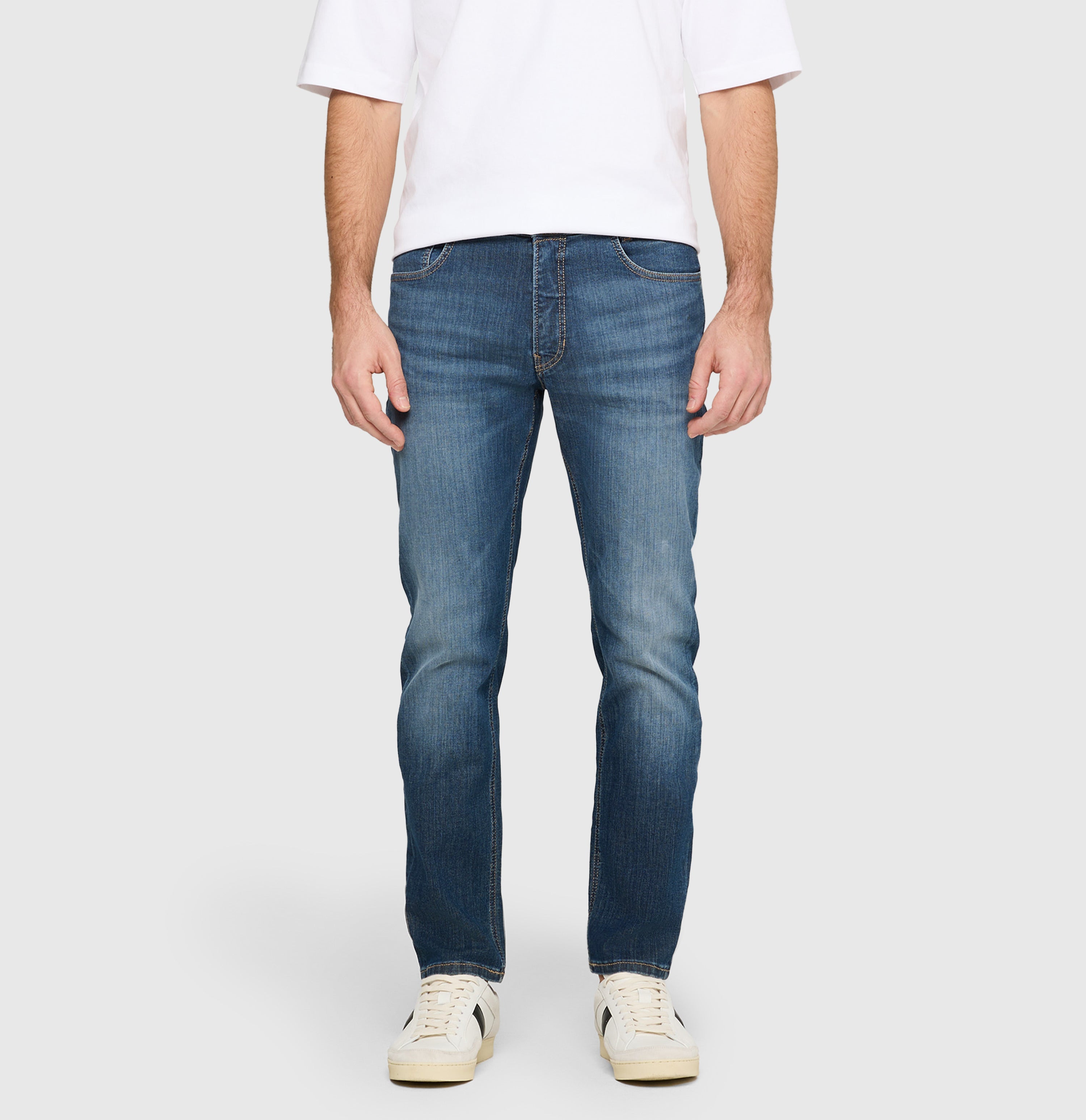 Light driver jeans with high elasticity. | Driver Jeans | history blue light used | Front view of model