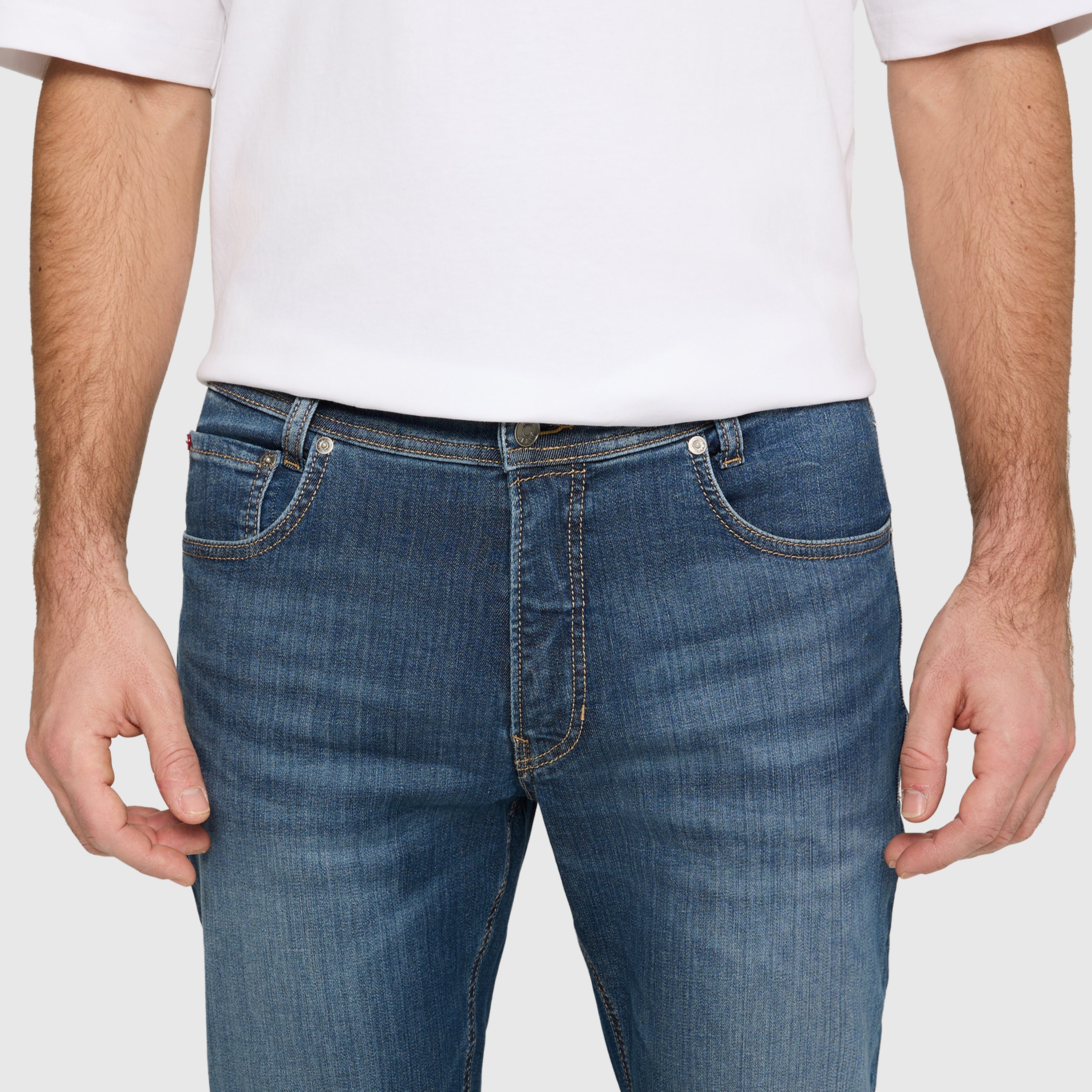 Light driver jeans with high elasticity. | Driver Jeans | history blue light used | Detailed view 4 of model