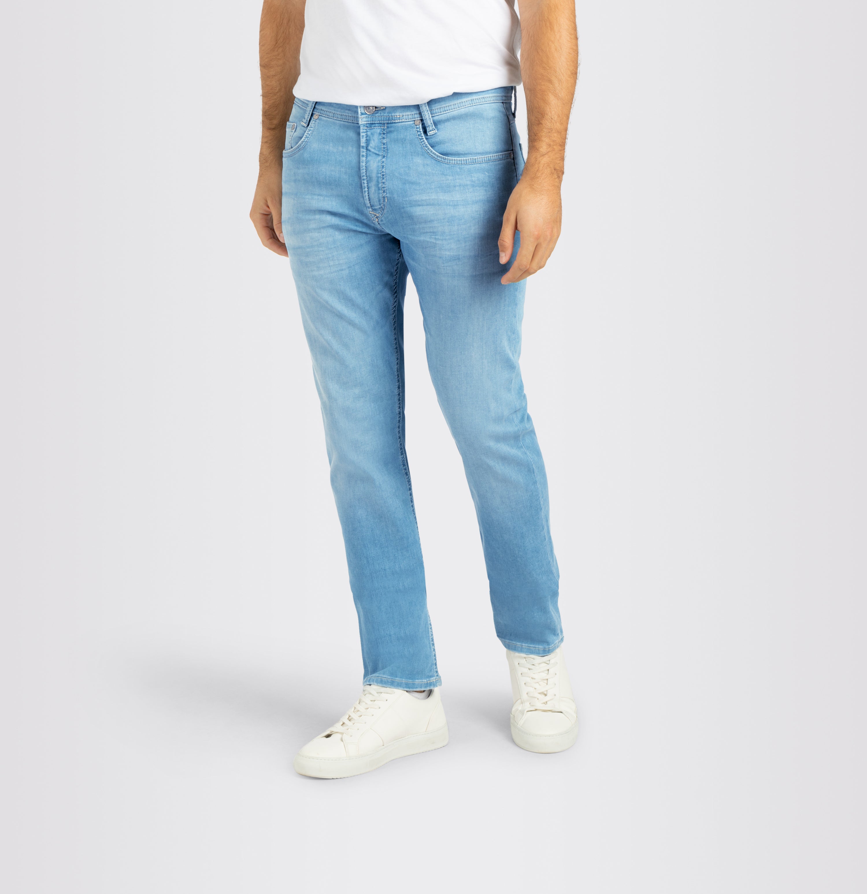 Highly elastic ultimate driver jeans in a modern fit. | Driver Jeans | light summer used | Front view of model