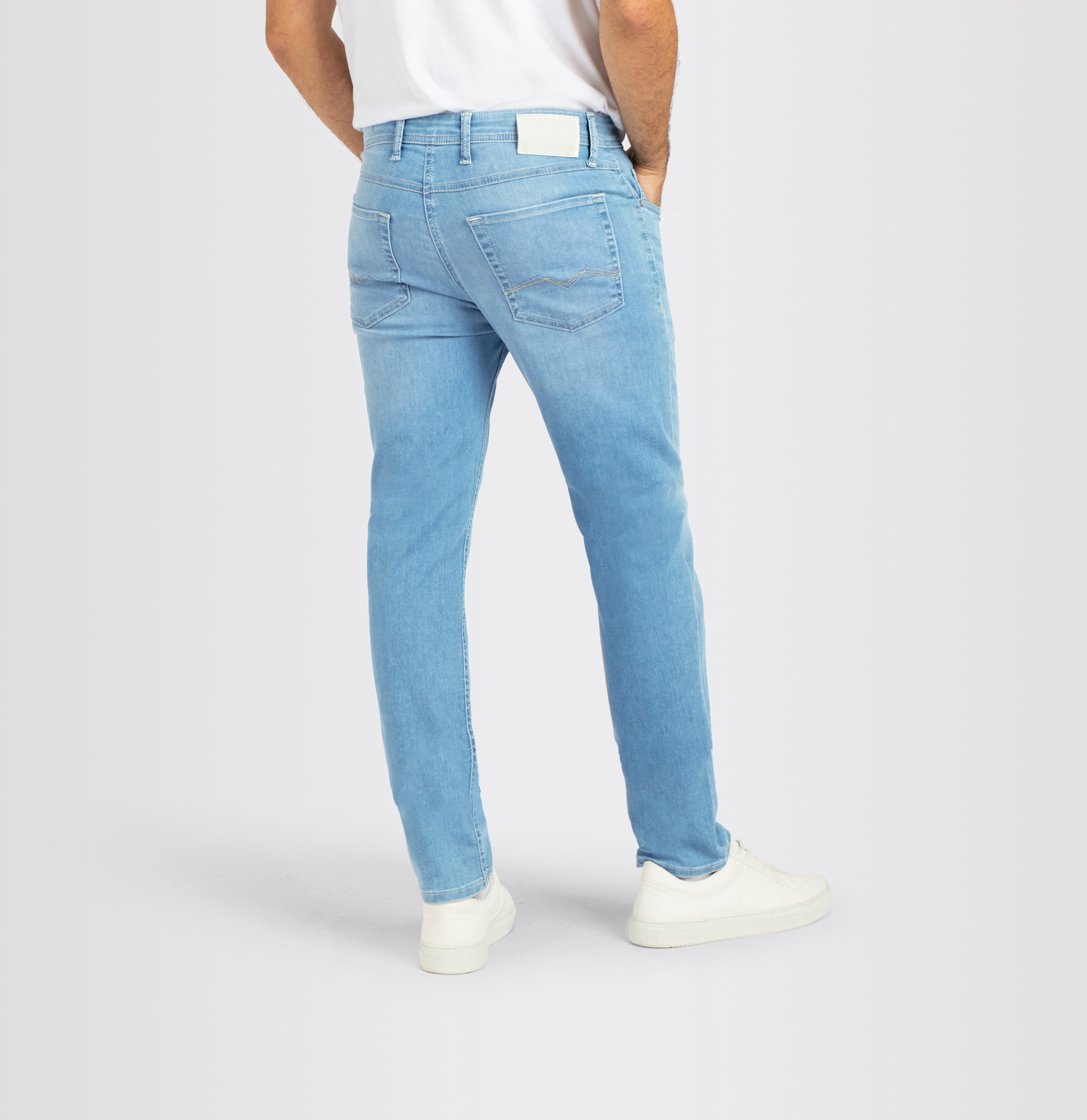 Highly elastic ultimate driver jeans in a modern fit. | Driver Jeans | light summer used | Detailed view 2 of model