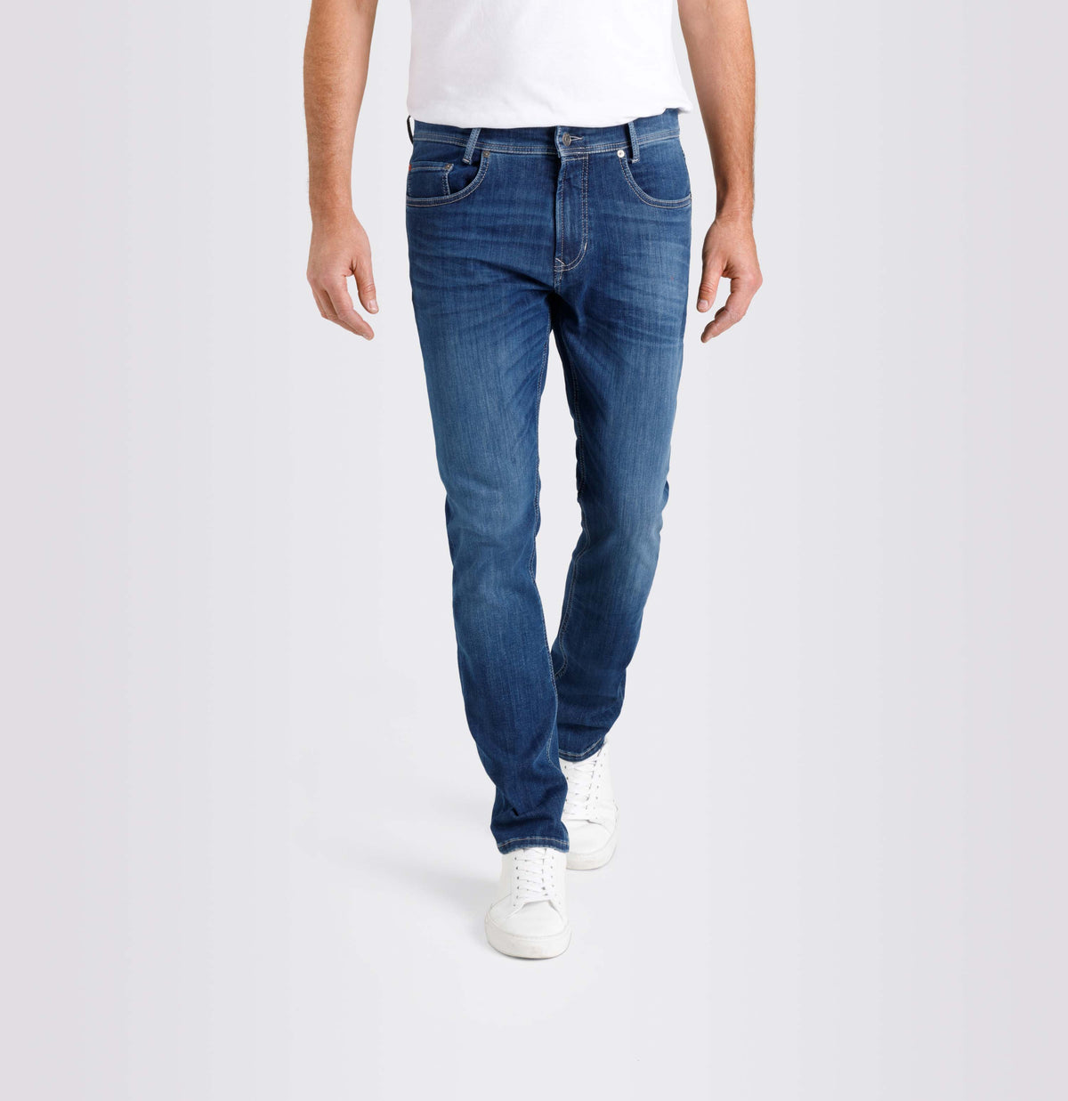 Ultimate driver’s jeans with a slim cut. | Driver Jeans | deep blue vintage wash | Front view of model