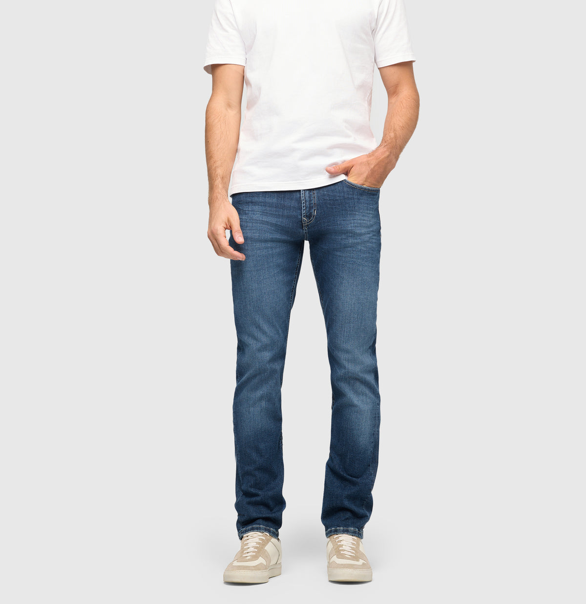 Ultimate driver’s jeans with a slim cut. | Driver Jeans | deep blue vintage wash | Front view of model