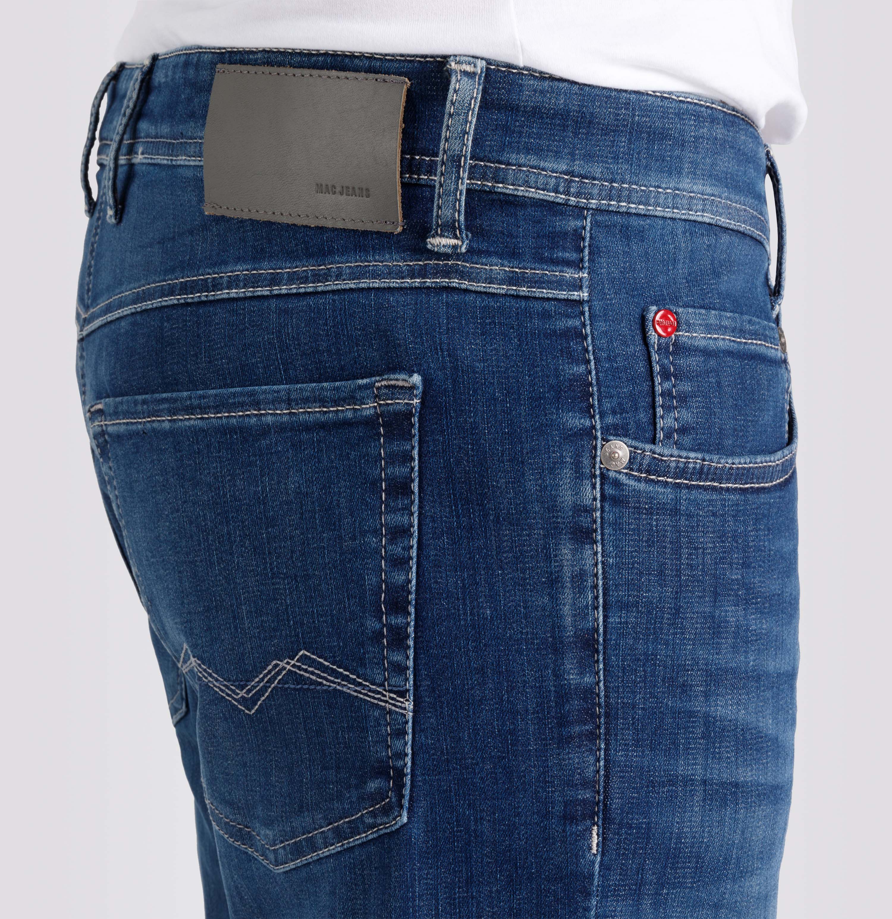 Ultimate driver jeans with a slim cut. | Driver Jeans | deep blue vintage wash | Side view of model