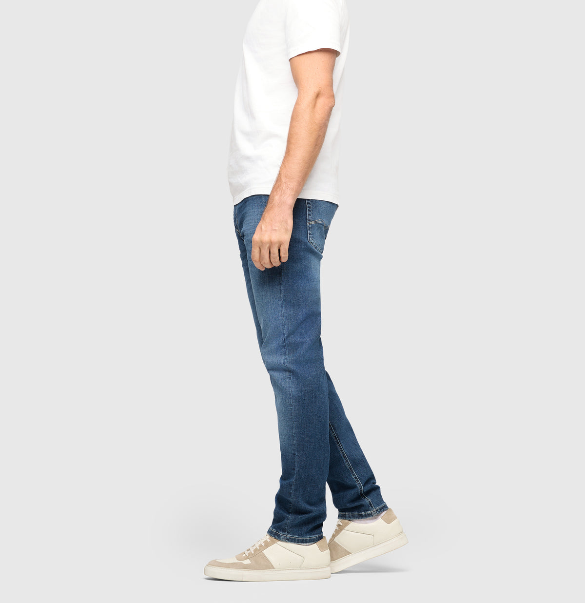 Ultimate driver’s jeans with a slim cut. | Driver Jeans | deep blue vintage wash | Side view of model