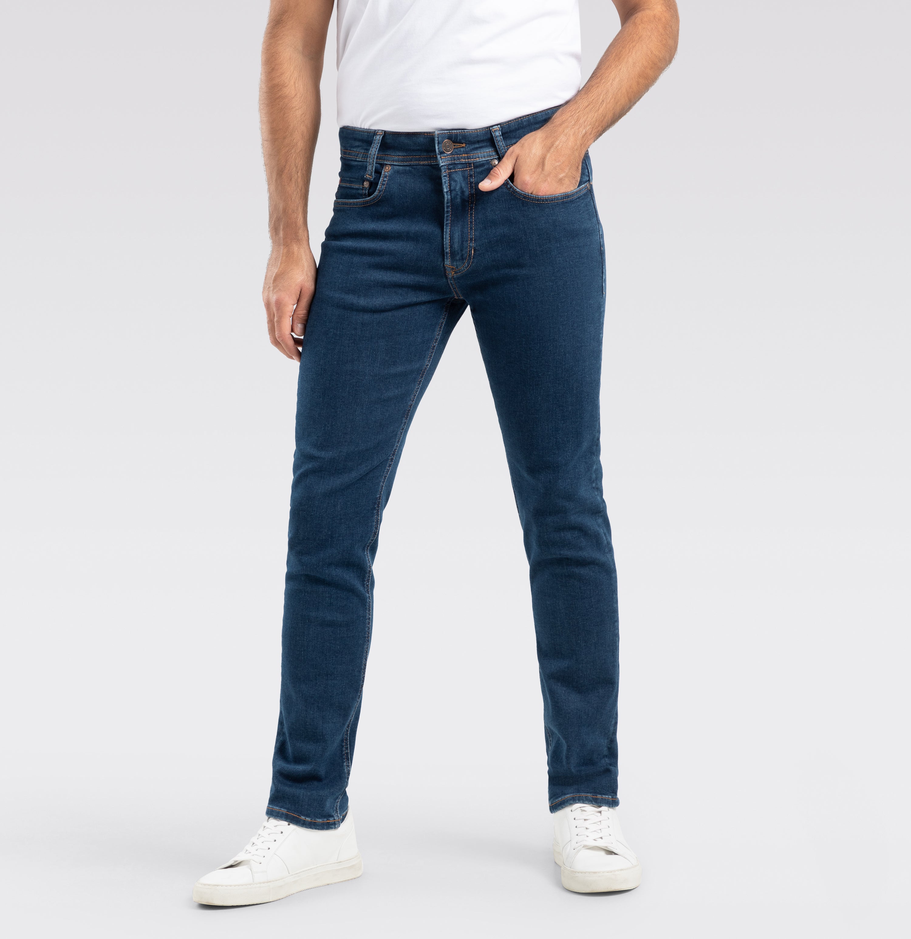 Highly elastic ultimate driver jeans in a modern fit. | Driver Jeans | deep blue stonewash | Front view of model