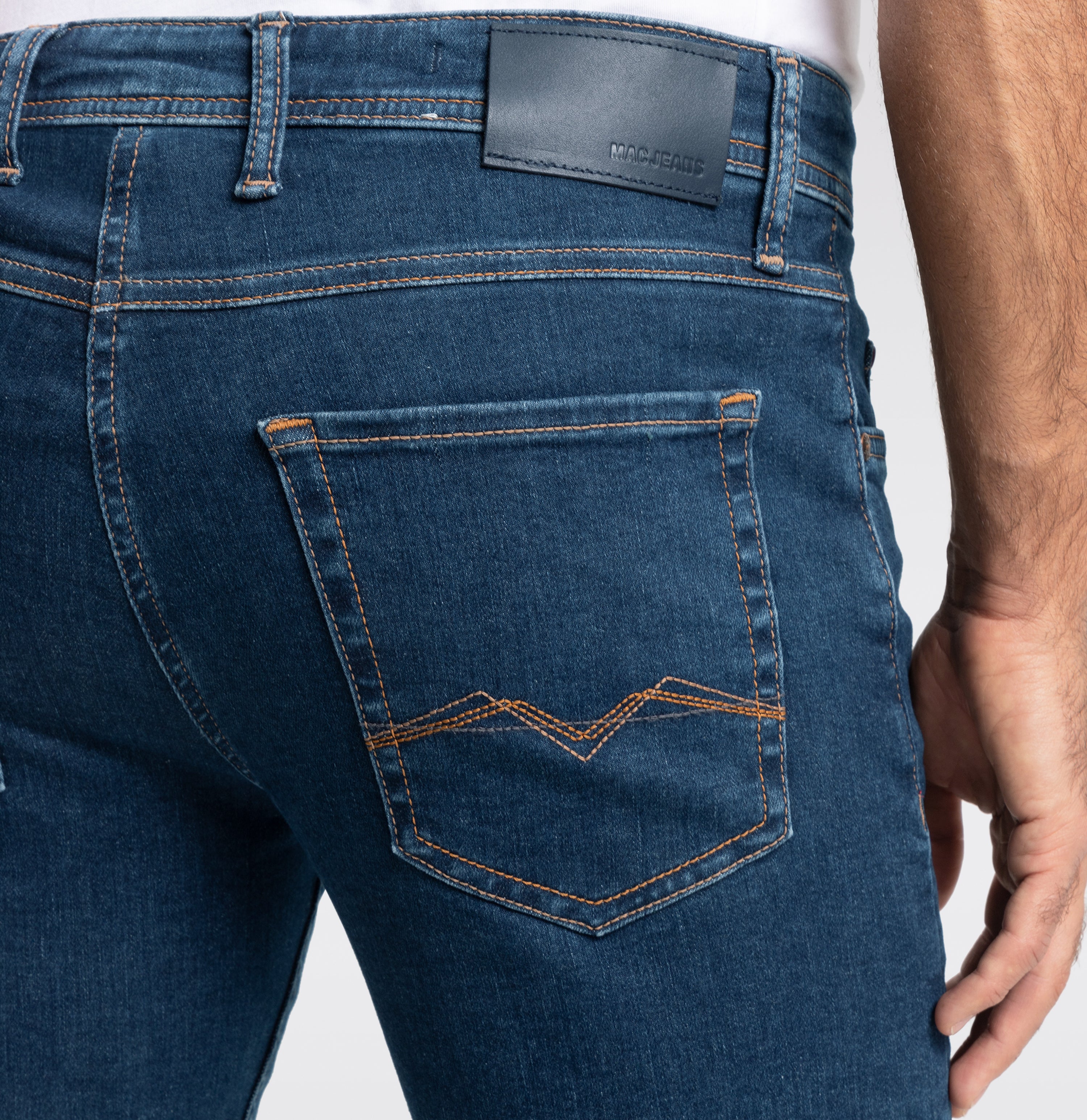 Highly elastic ultimate driver jeans in a modern fit. | Driver Jeans | deep blue stonewash | Detailed view 4 of model