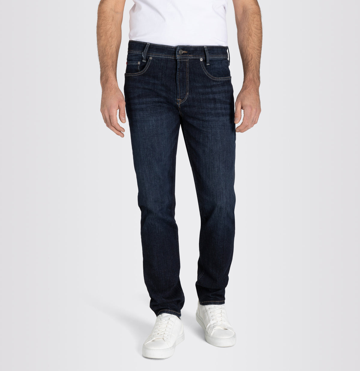 Ultimate driver’s jeans with a slim cut. | Driver Jeans | rinsed wash 3D | Front view of model