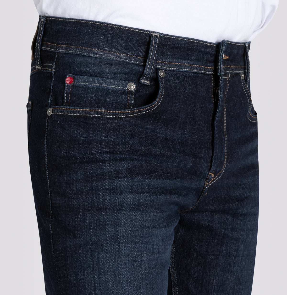 Ultimate driver’s jeans with a slim cut. | Driver Jeans | rinsed wash 3D | Side view of model