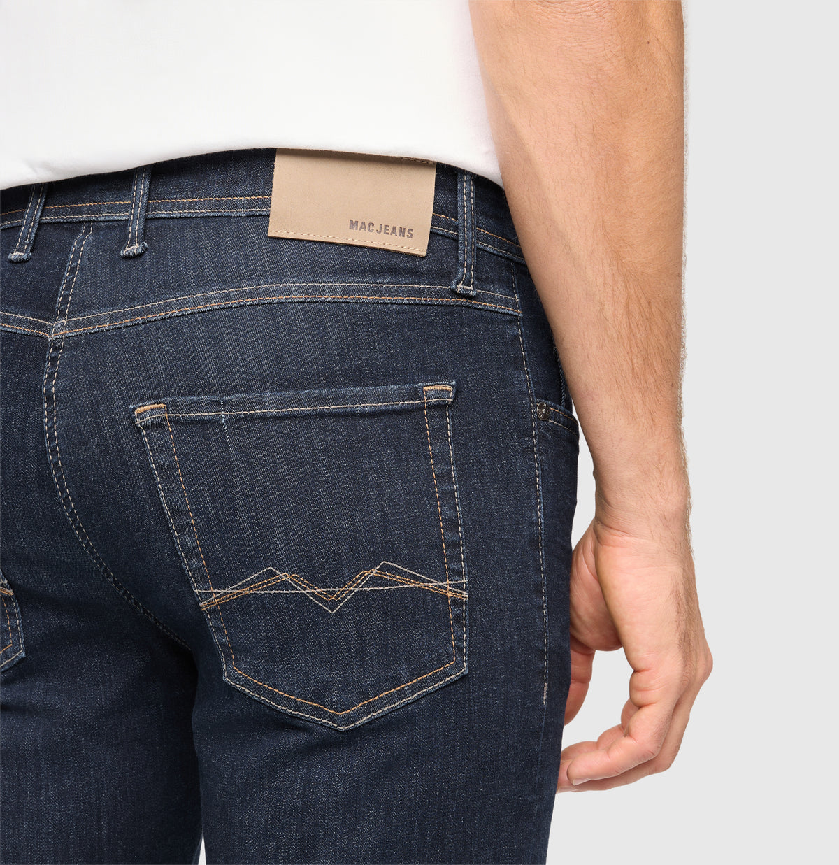 Ultimate driver’s jeans with a slim cut. | Driver Jeans | rinsed wash 3D | Side view of model