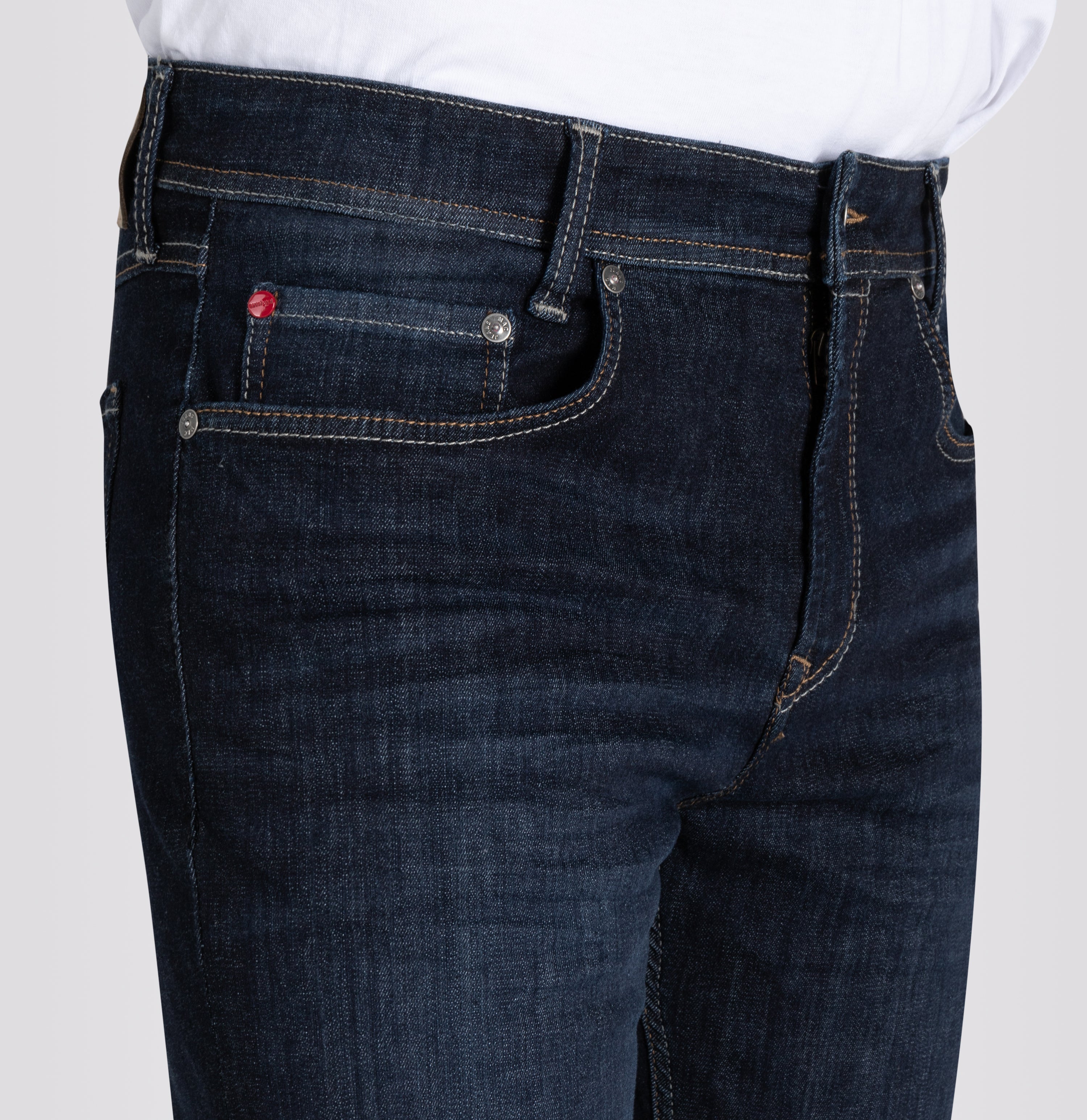 Ultimate driver jeans with a slim cut. | Driver Jeans | rinsed wash 3D | Side view of model