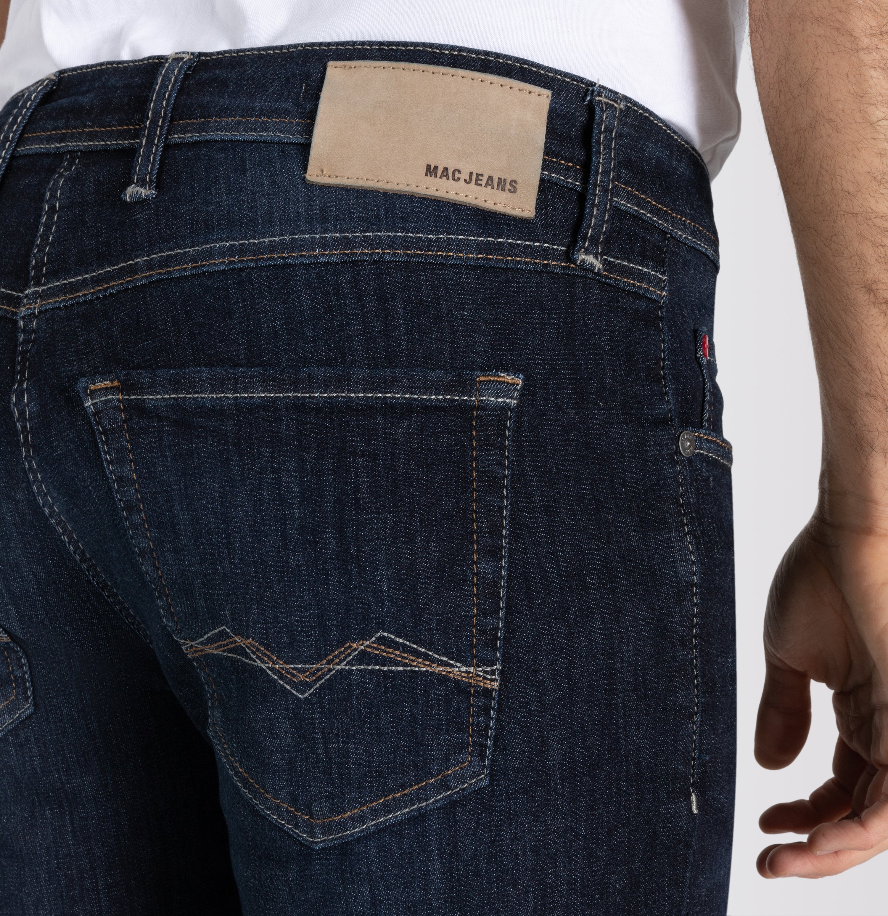 Ultimate driver jeans with a slim cut. | Driver Jeans | rinsed wash 3D | Detailed view 2 of model