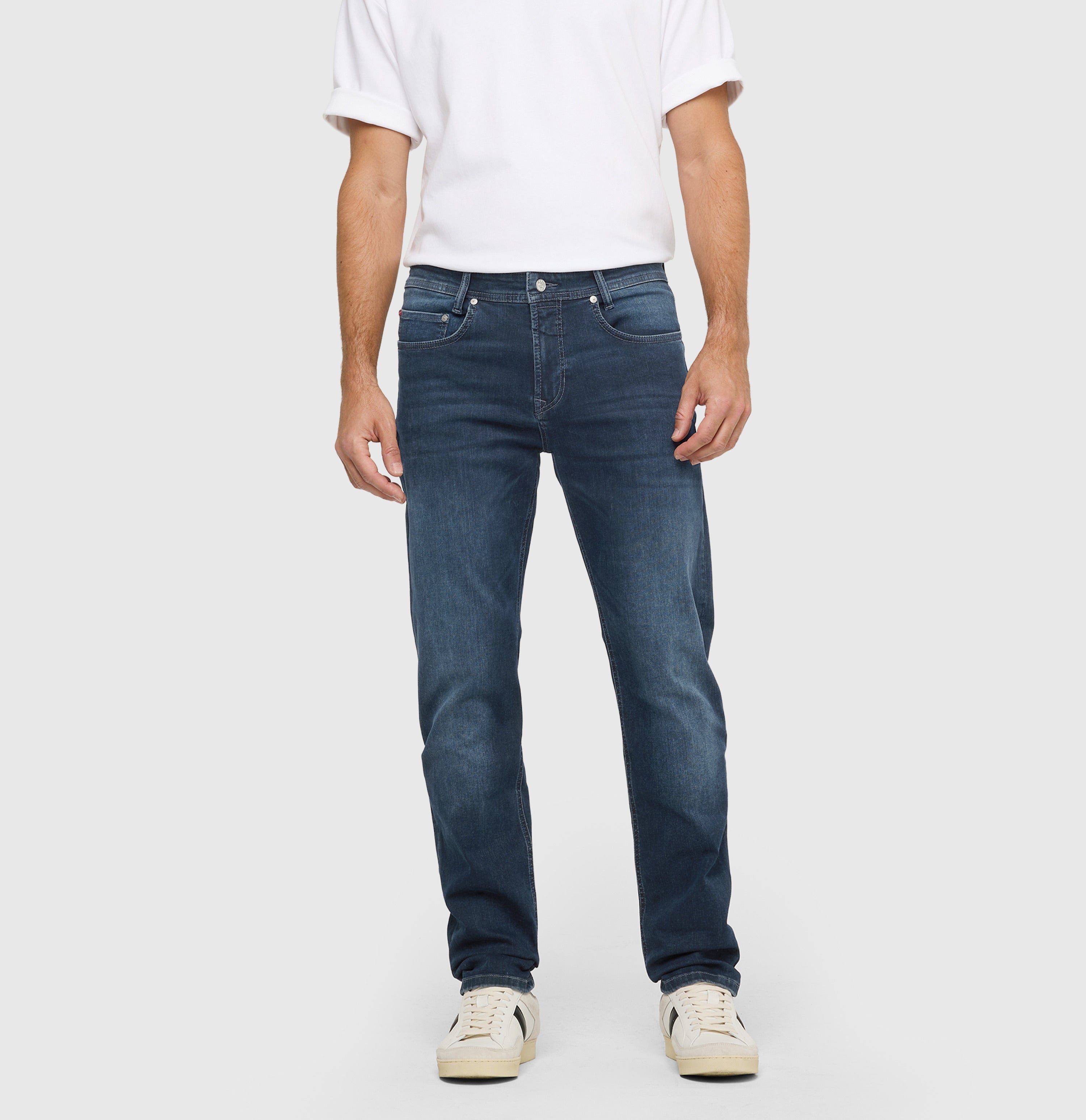 Ultimate driver’s jeans with a slim cut. | Driver Jeans | blue black authentic wash | Front view of model