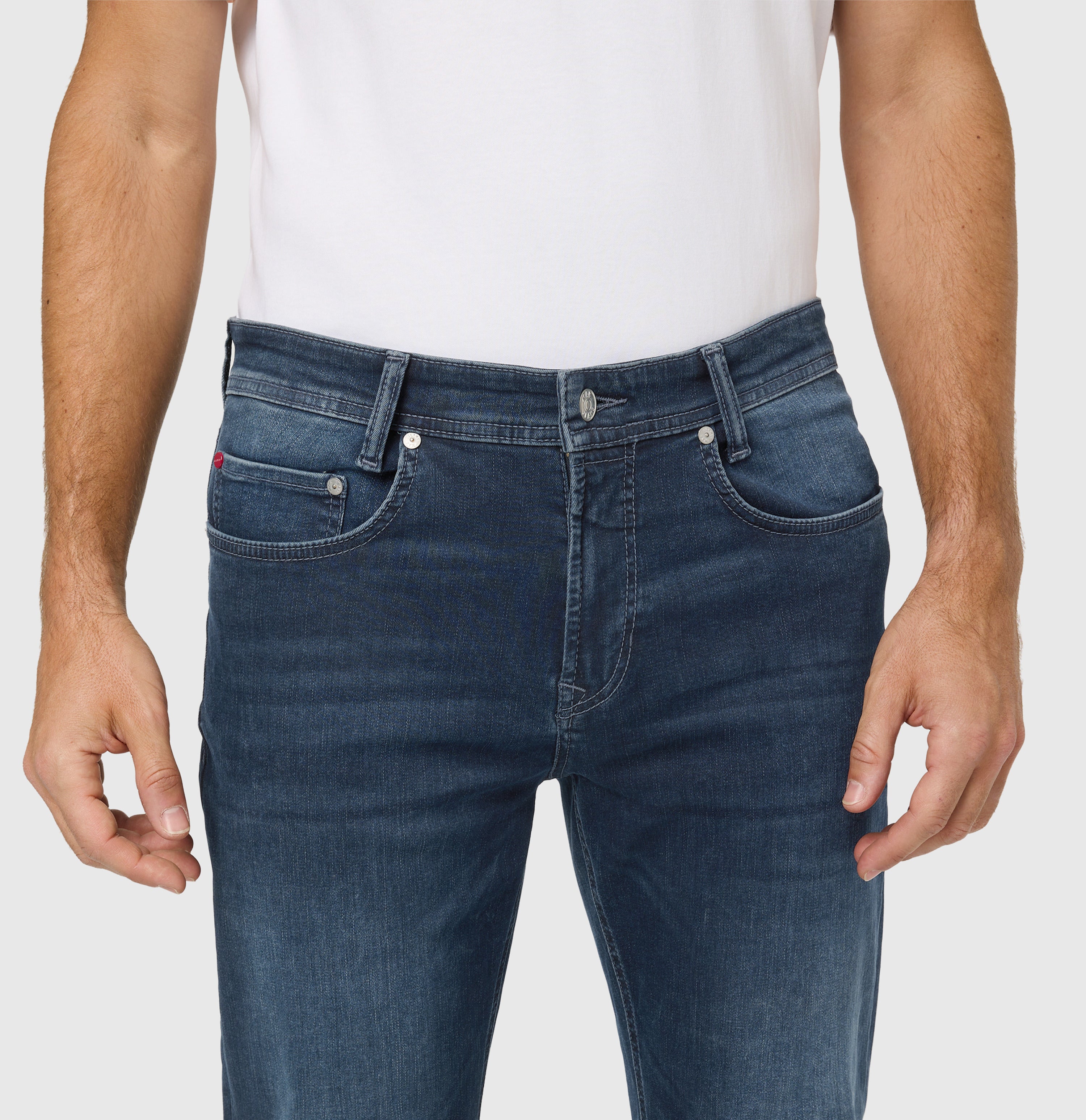 Ultimate driver’s jeans with a slim cut. | Driver Jeans | blue black authentic wash | Detailed view 2 of model