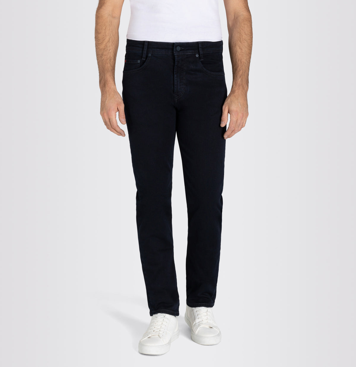Ultimate driver’s jeans with a slim cut. | Driver Jeans | blue black | Front view of model