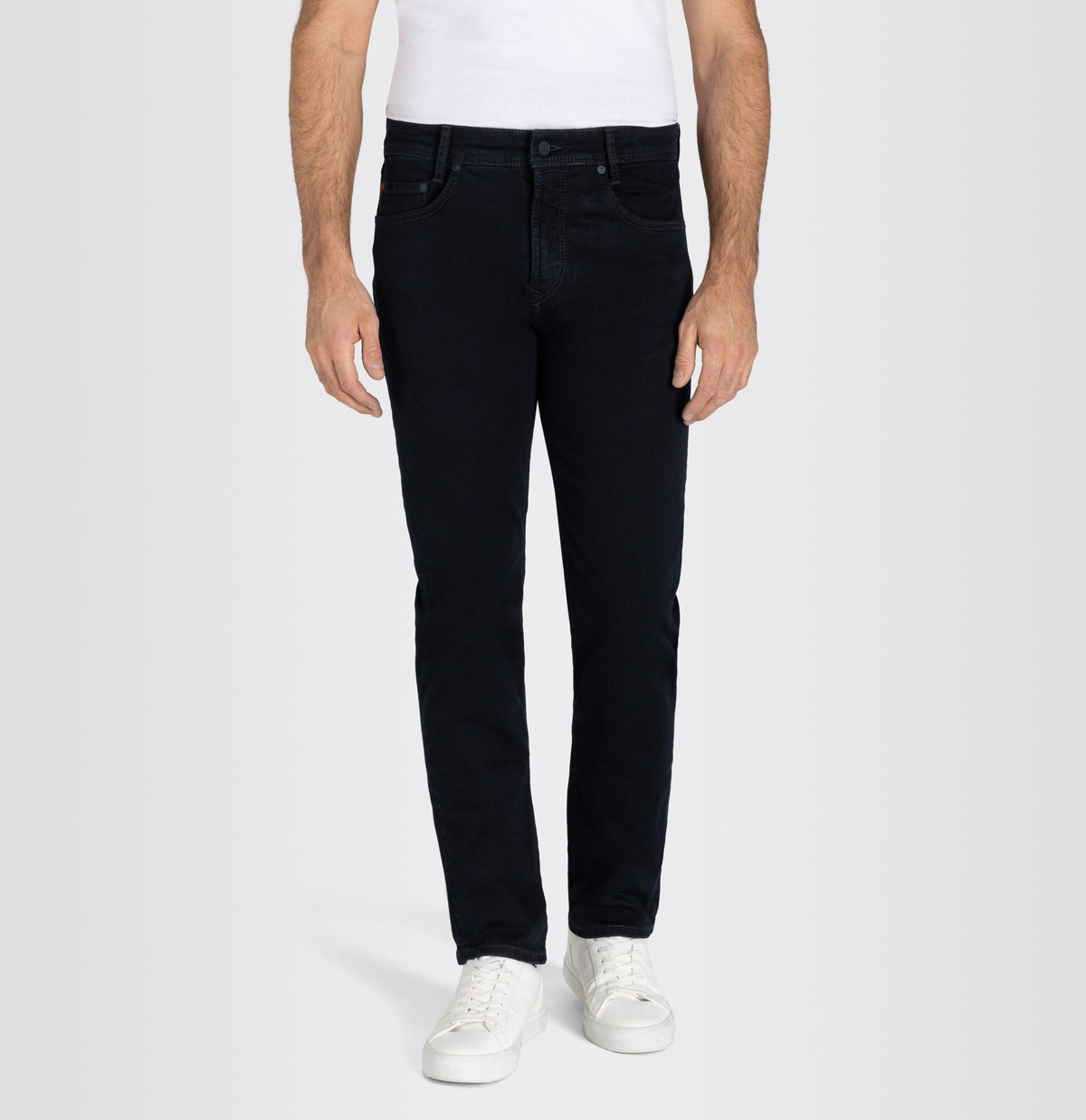 Ultimate driver’s jeans with a slim cut. | Driver Jeans | blue black | Front view of model
