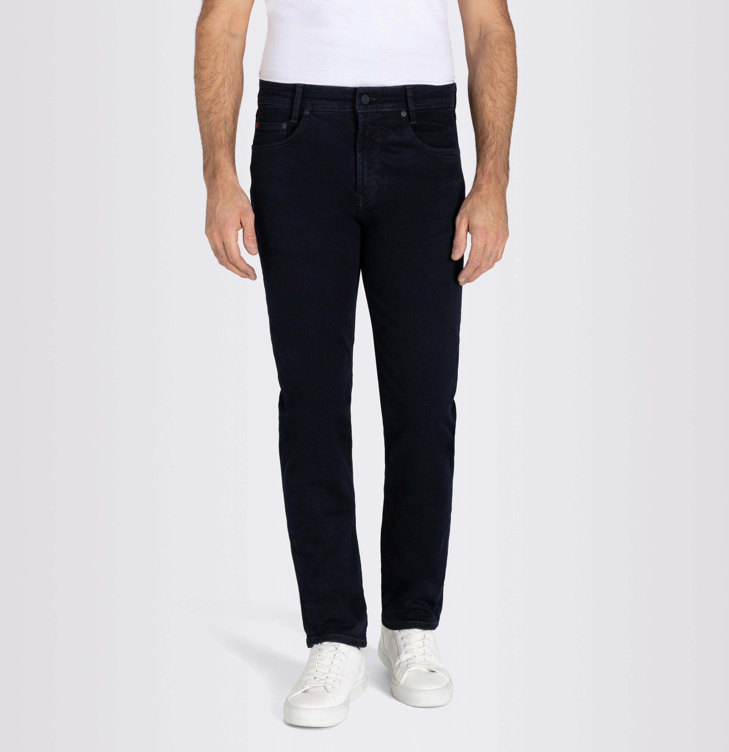 Ultimate driver jeans with a slim cut. | Driver Jeans | blue black | Front view of model