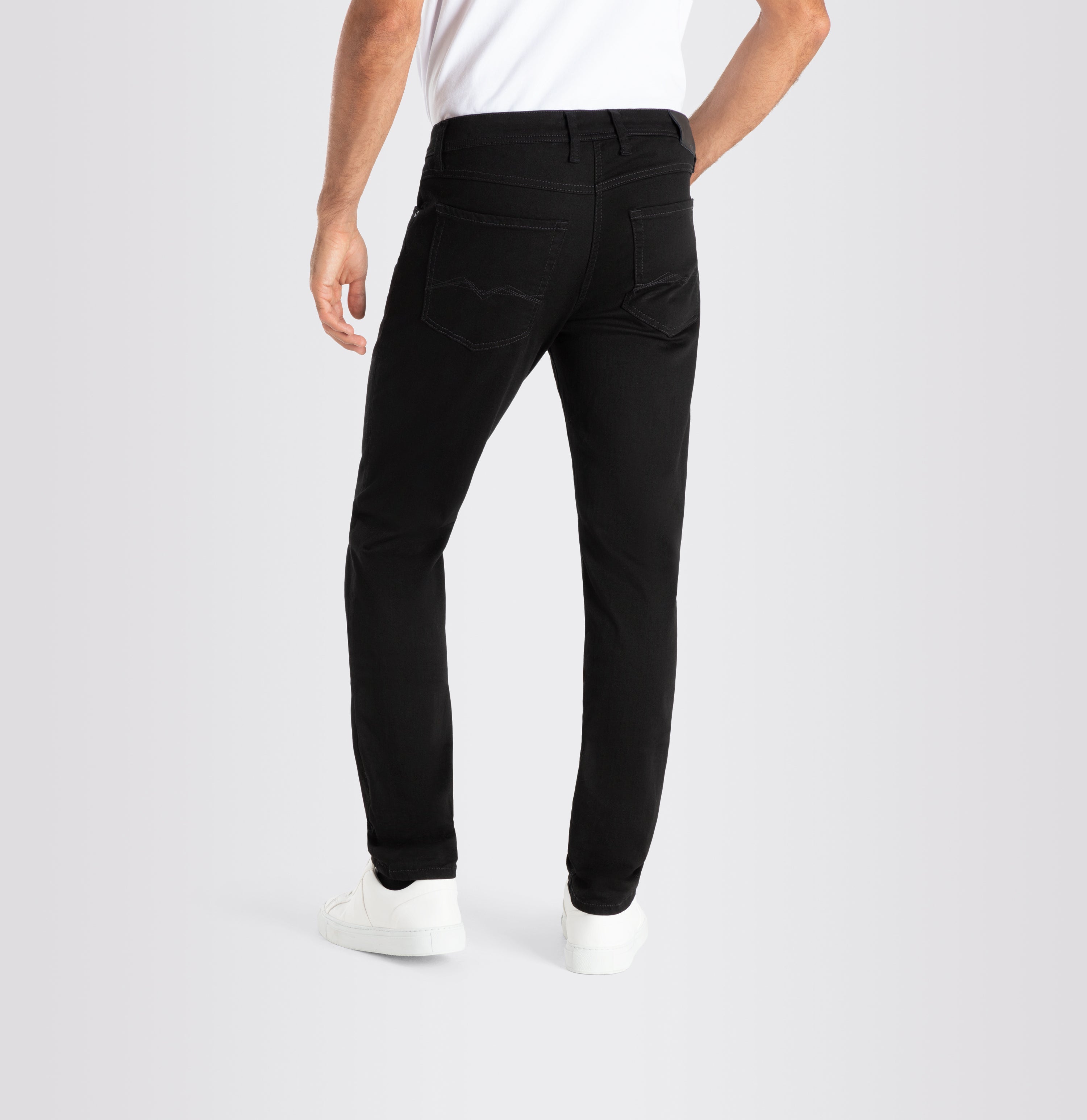 Highly elastic ultimate driver pants in a modern fit. | Driver Jeans | stay black black | Back view of model