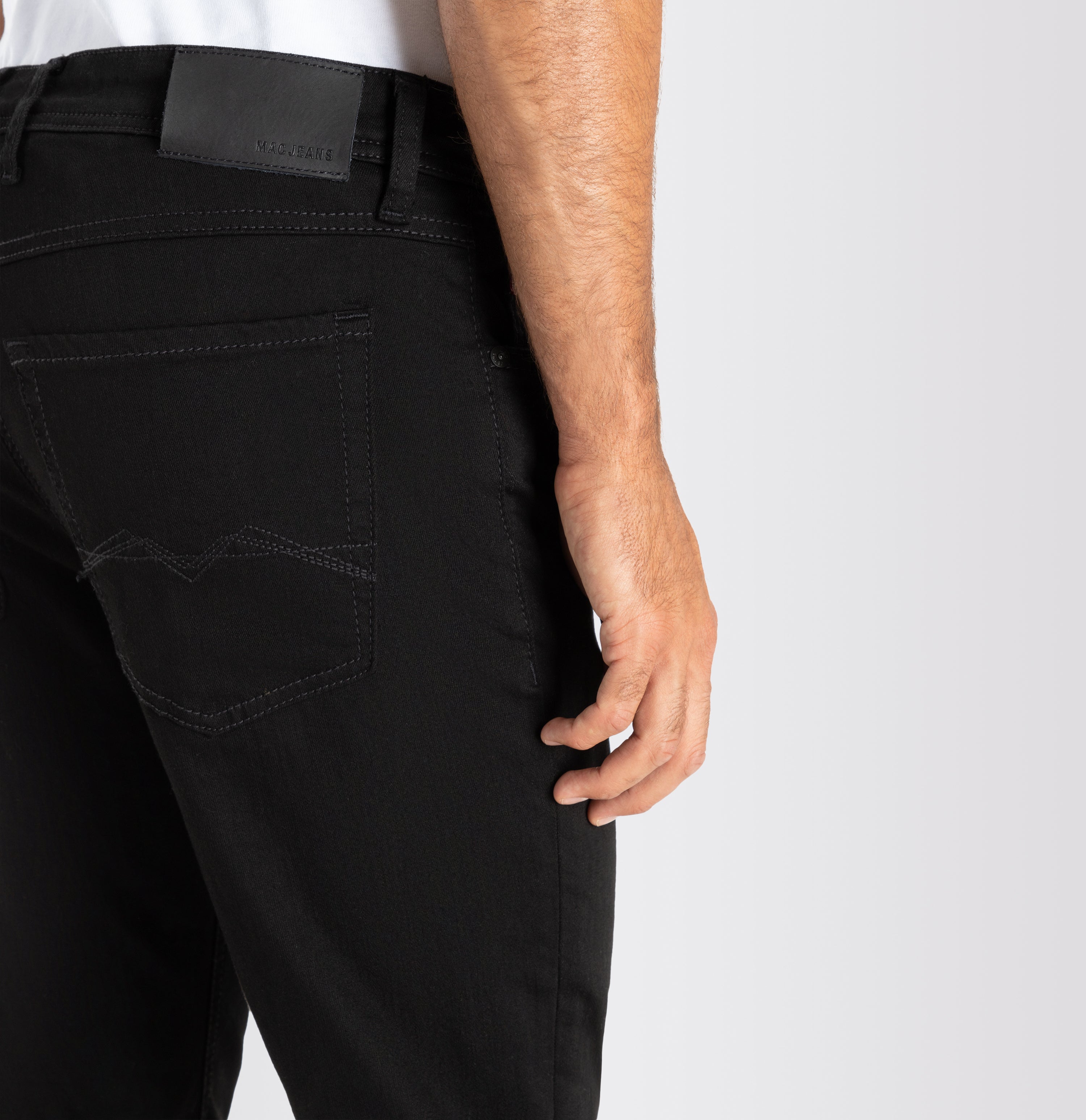Highly elastic ultimate driver pants in a modern fit. | Driver Jeans | stay black black | Side view of model