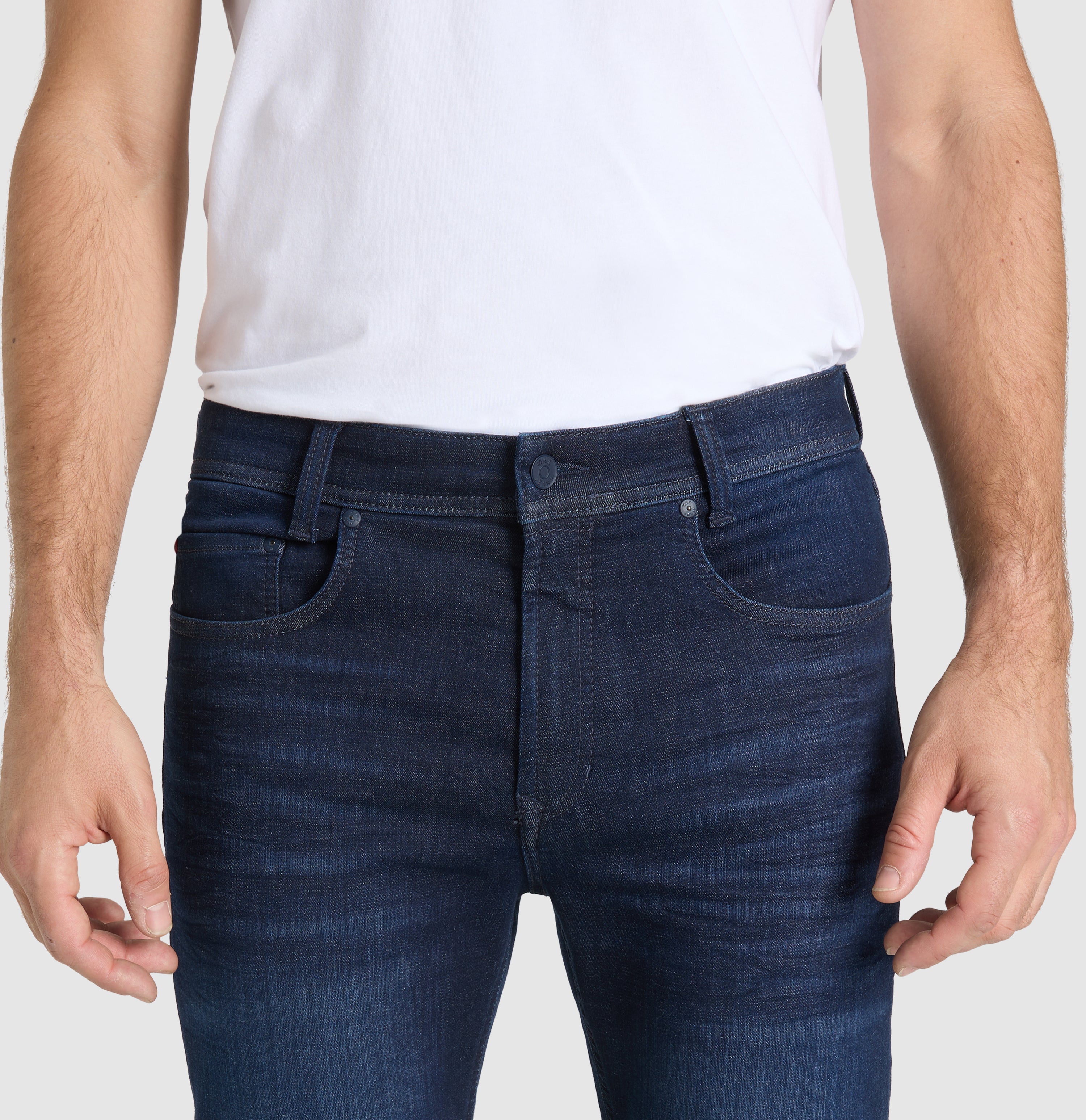 Ultimate driver jeans with a slim cut. | Driver Jeans | dark indigo used | Side view of model