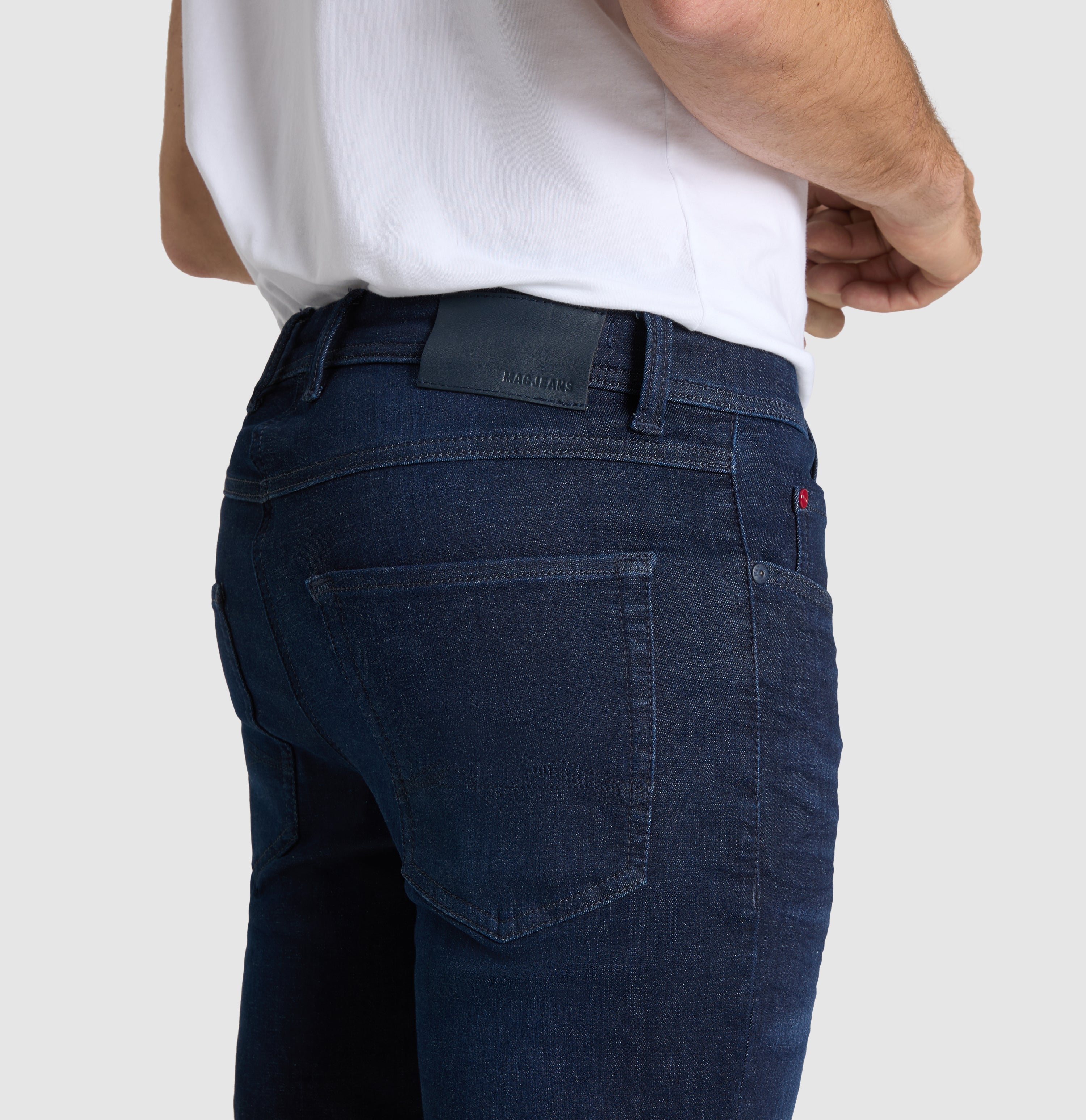 Ultimate driver jeans with a slim cut. | Driver Jeans | dark indigo used | Detailed view 3 of model