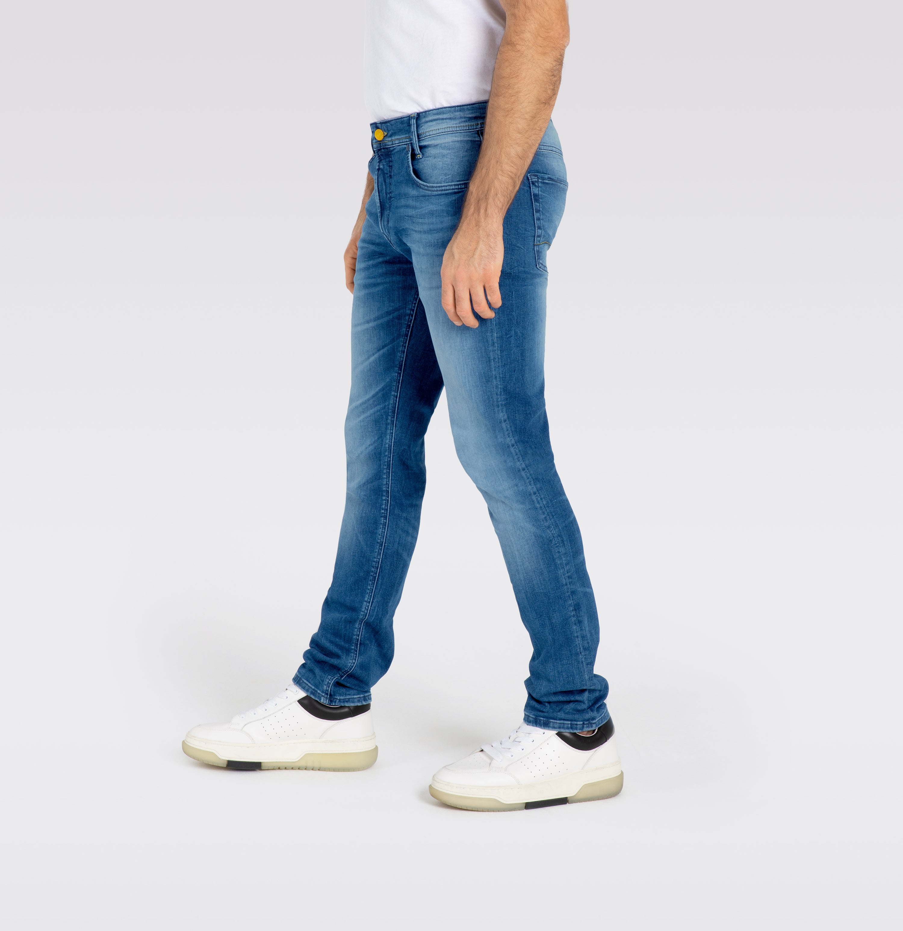 Ultimate driver jeans with high wearing comfort. | Driver Jeans | authentic dark blue used | Side view of model