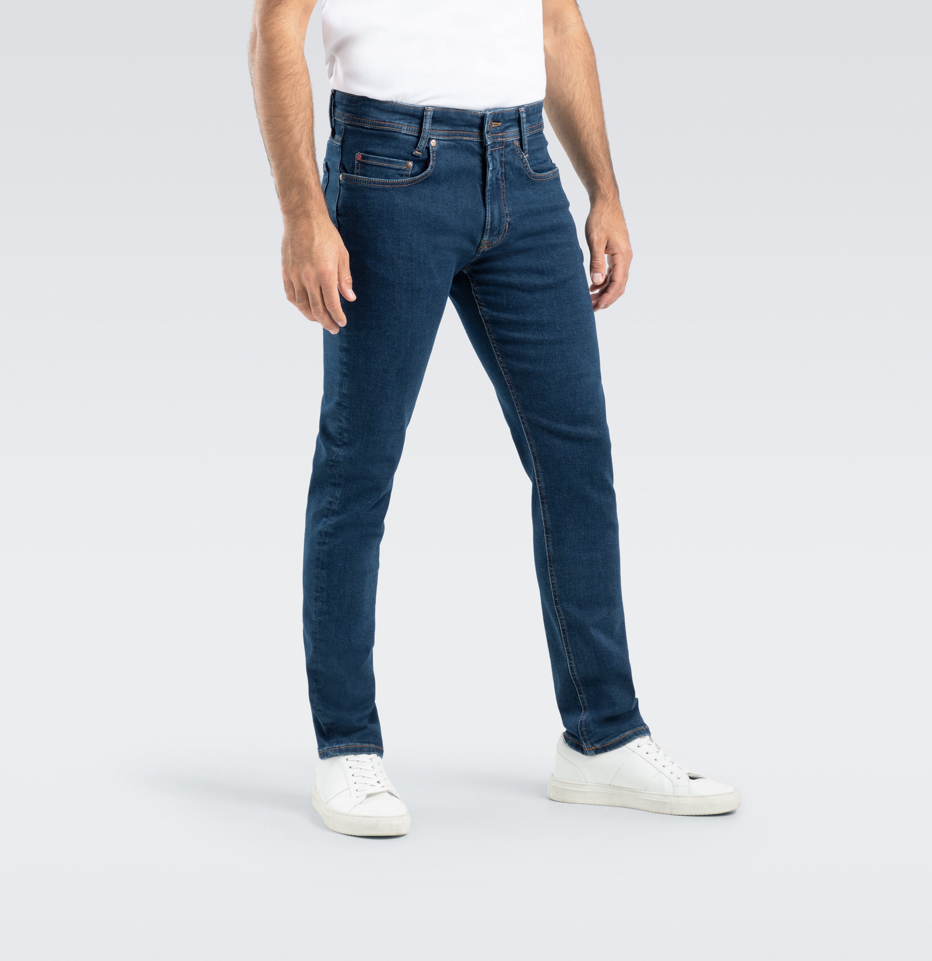 Ultimate driver jeans in a highly flexible material. | Driver Jeans | deep blue stonewash | Front view of model