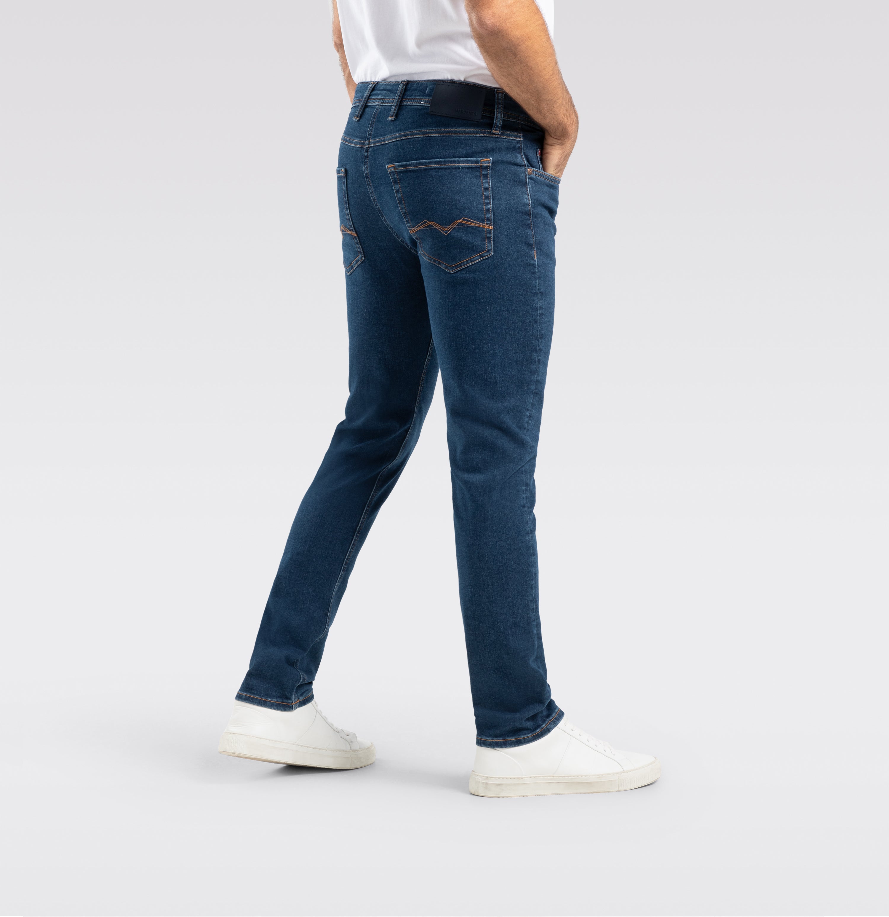 Ultimate driver jeans in a highly flexible material. | Driver Jeans | deep blue stonewash | Back view of model
