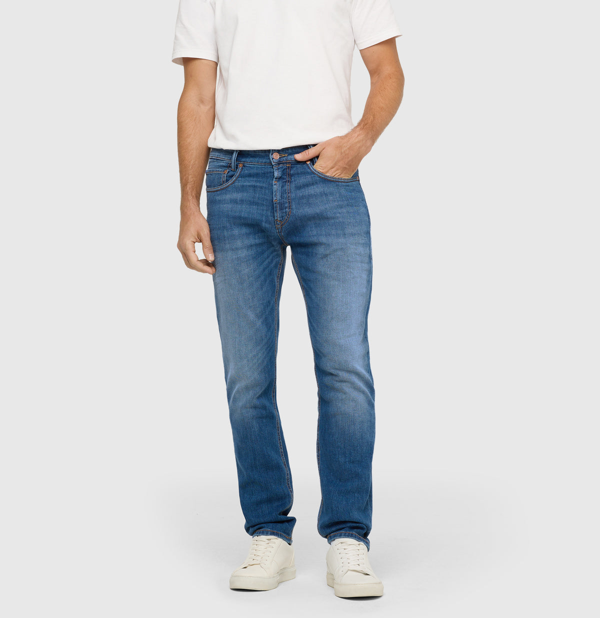 Slim jeans in a cotton-hemp blend. | Arne Pipe | hemp midblue authentic | Front view of model