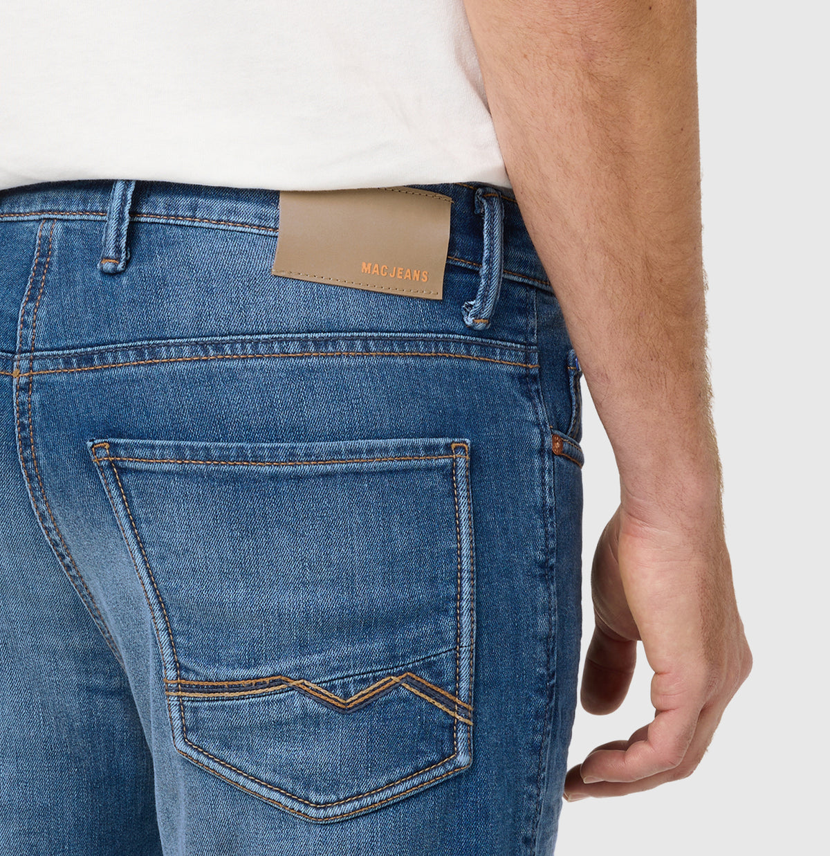Slim jeans in a cotton-hemp blend. | Arne Pipe | hemp midblue authentic | Detailed view 3 of model
