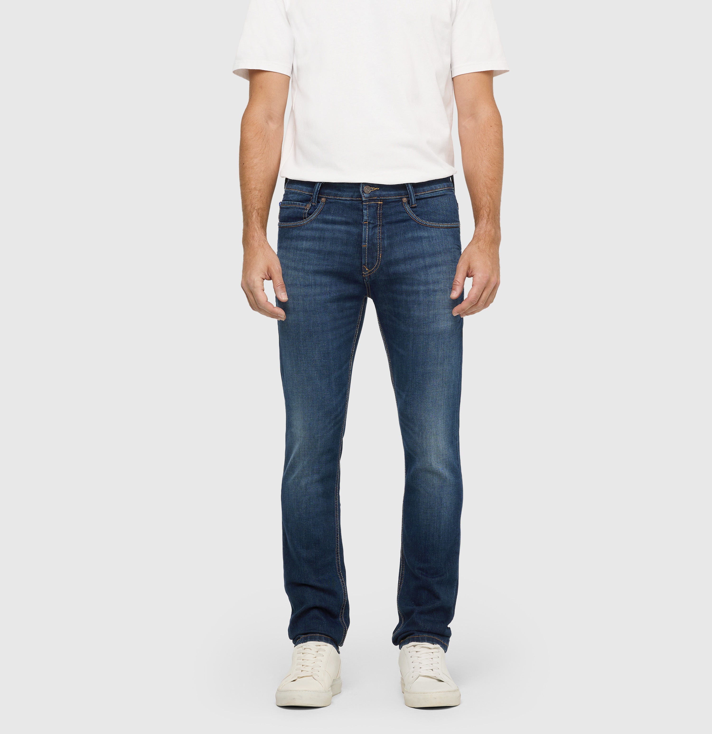 Slim jeans in a cotton-hemp blend. | Arne Pipe | dark blue 3D wash | Front view of model