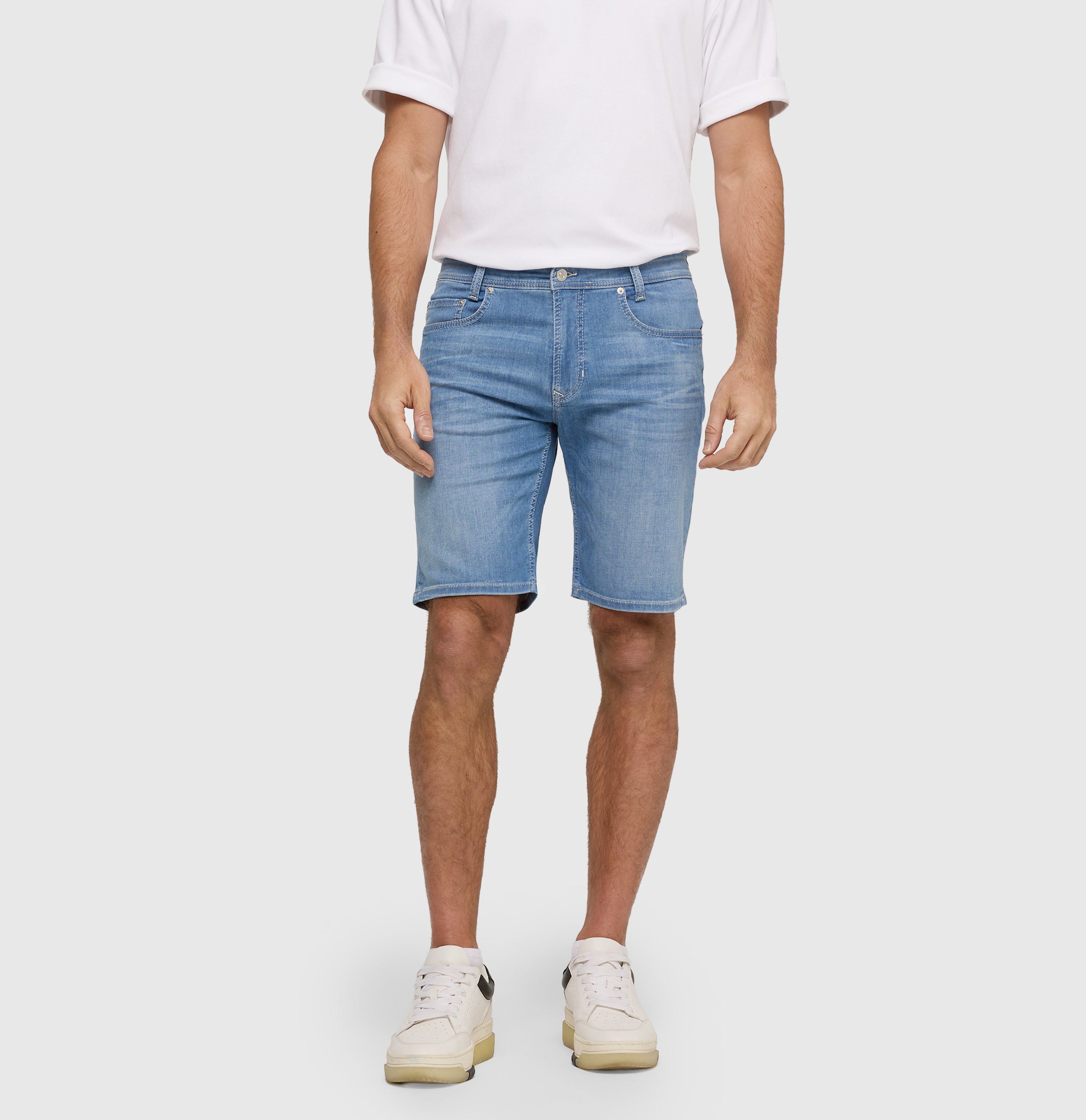 Bermuda made of light cross denim. | Arne Bermuda | authentic light blue used | Front view of model