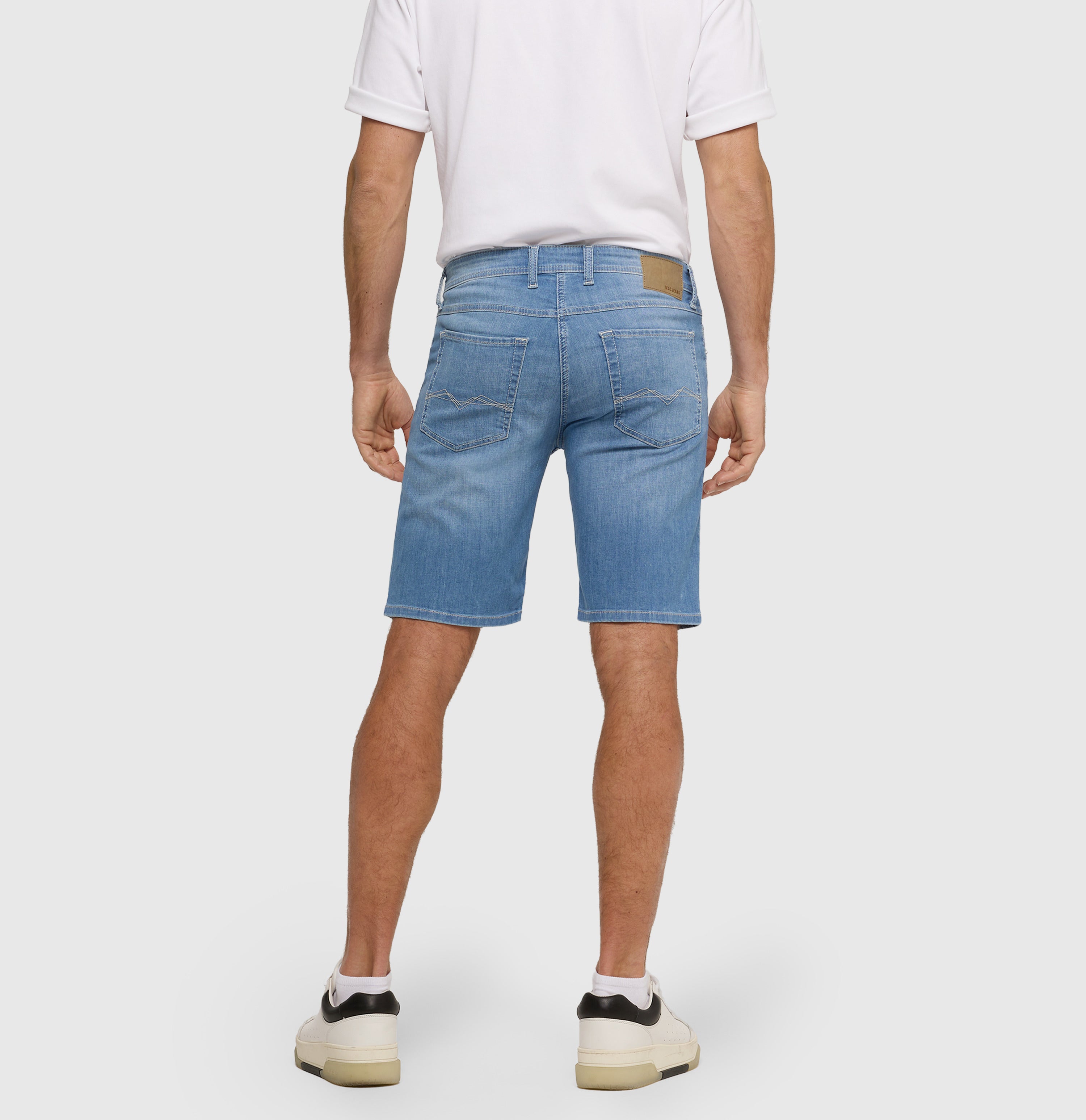 Bermuda made of light cross denim. | Arne Bermuda | authentic light blue used | Back view of model