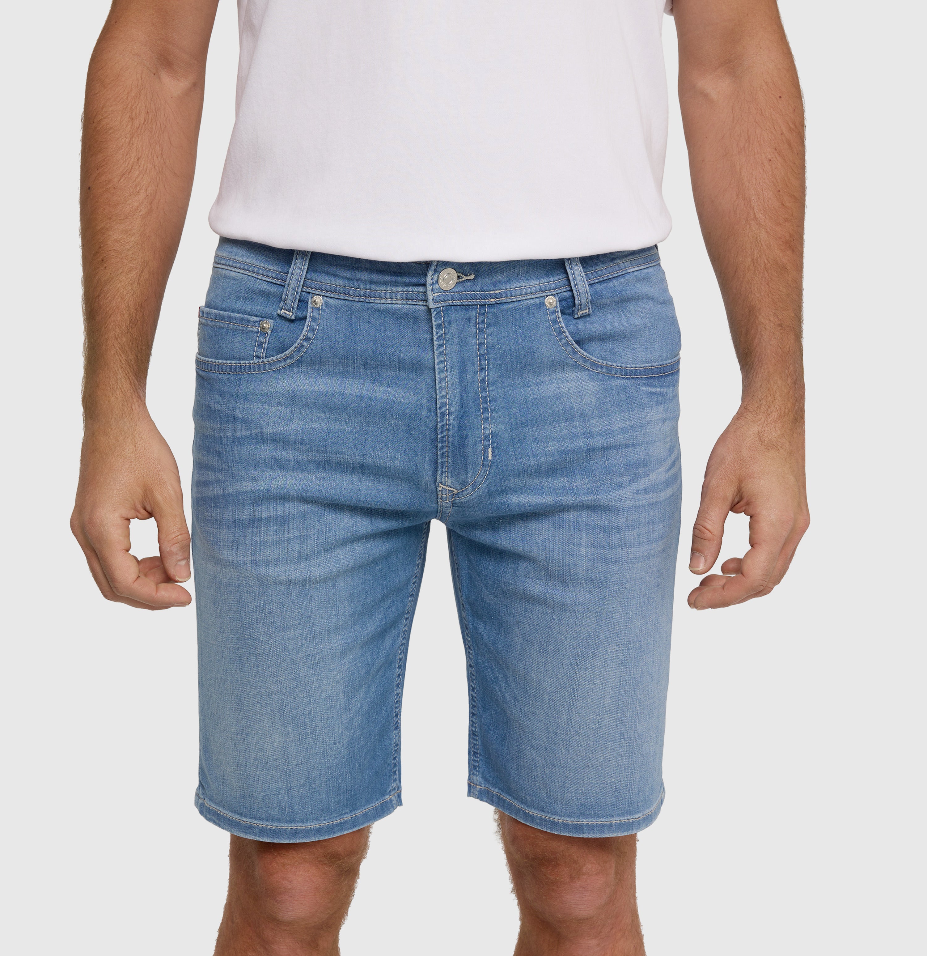 Bermuda made of light cross denim. | Arne Bermuda | authentic light blue used | Detailed view 2 of model